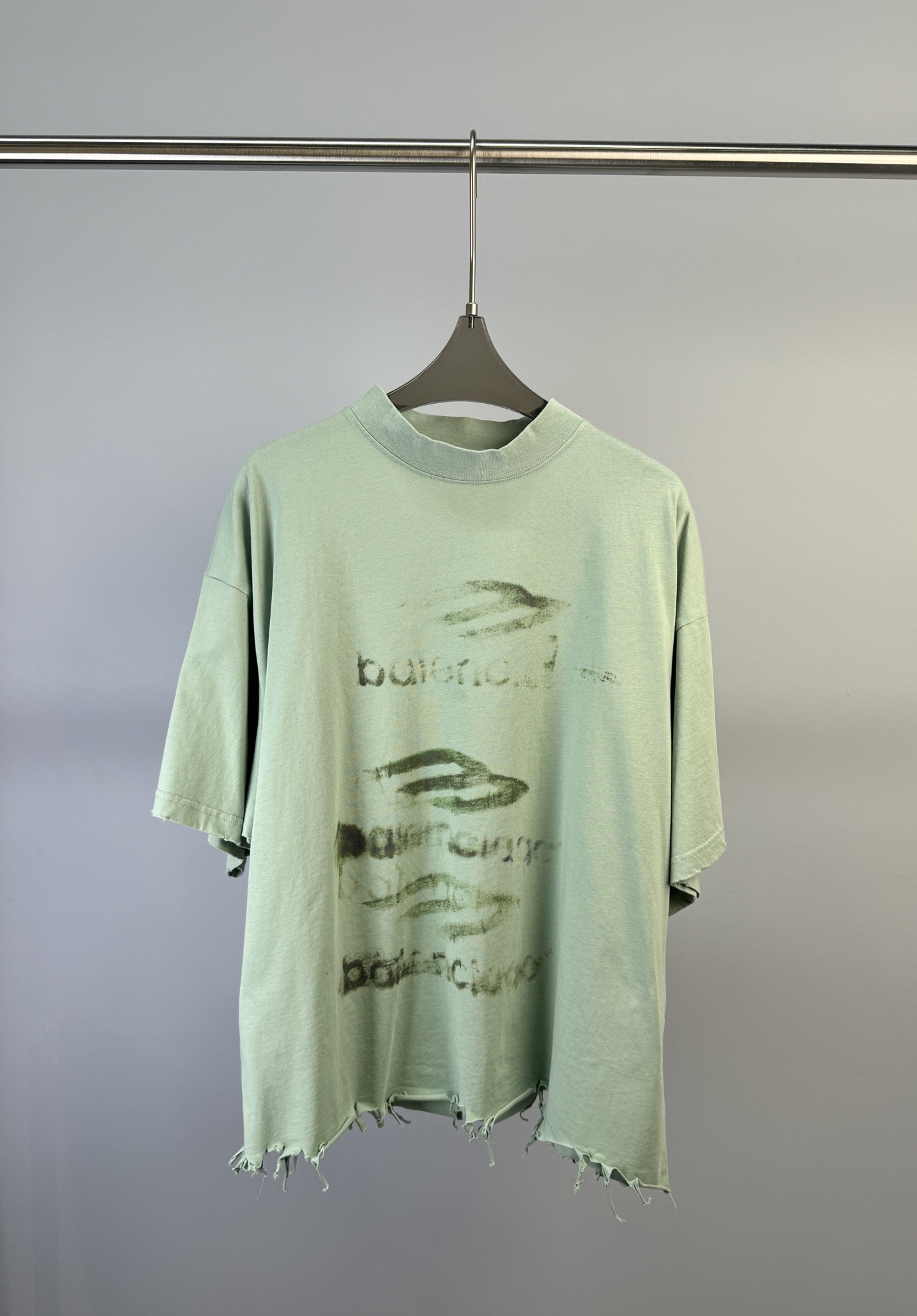 NO:315562,BALENCIAGA DIY Iprint sage green retro jersey t-shirt, front and back are decorated with DIY imprint art prints, edge-edged hem, destructive effect, loose fit S M L,,balenciaga,balenciaga,tees,t-shirt,alexander wang19860909BALENCIAGA 巴黎世家 DIY Imprint鼠尾草绿色复古平纹针织T恤、正面和背面饰以DIY imprint艺术作品印花、磨边效果下摆、破坏款效果、宽松版型 码数S M L,,balenciaga,balenciaga,tees，t-shirt,alexander wang,Women's clothing