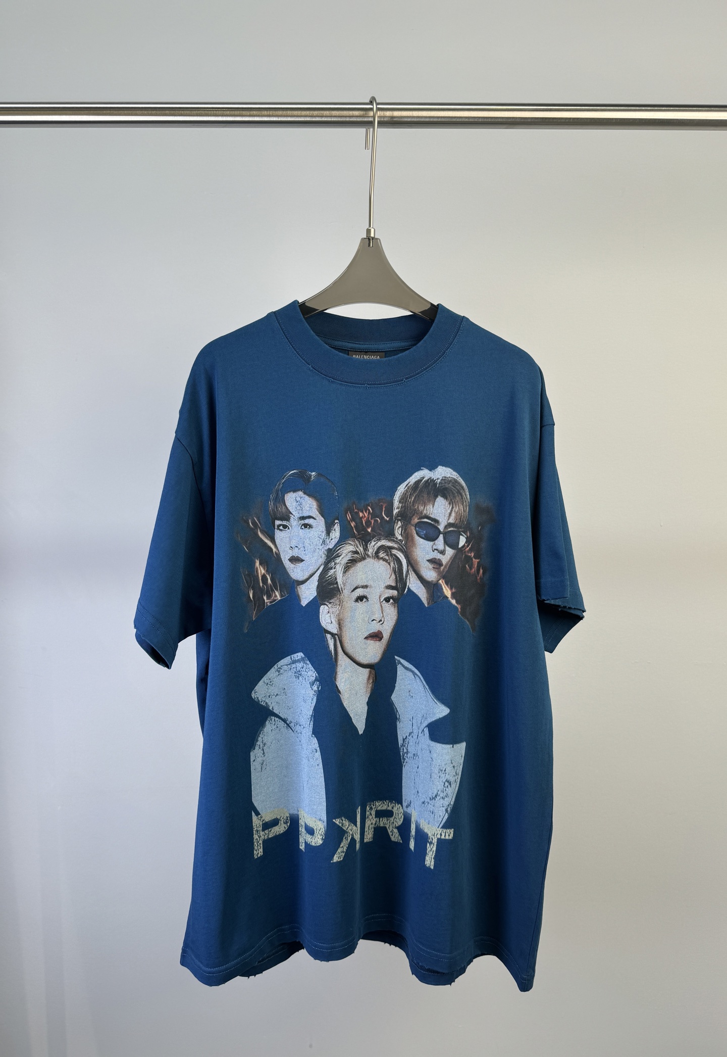 NO:315566,BALENCIAGA Early Spring New ppkritt Co-branded series printed short-sleeved T-shirt, front decorated with Thai popular star PP portrait pattern print, edge-like hem, loose large-size, same style for men and women. S M L,,balenciaga,balenciaga,T-shirt,tees,t-shirt,alexander wang19860909BALENCIAGA 巴黎世家 早春新款 ppkritt 联名系列印花短袖T恤、正面饰以泰国人气明星PP人像图案印花、磨边效果下摆、宽松大版型、男女同款 码数S M L,,balenciaga,balenciaga,T-shirt,tees，t-shirt,alexander wang,Women's clothing