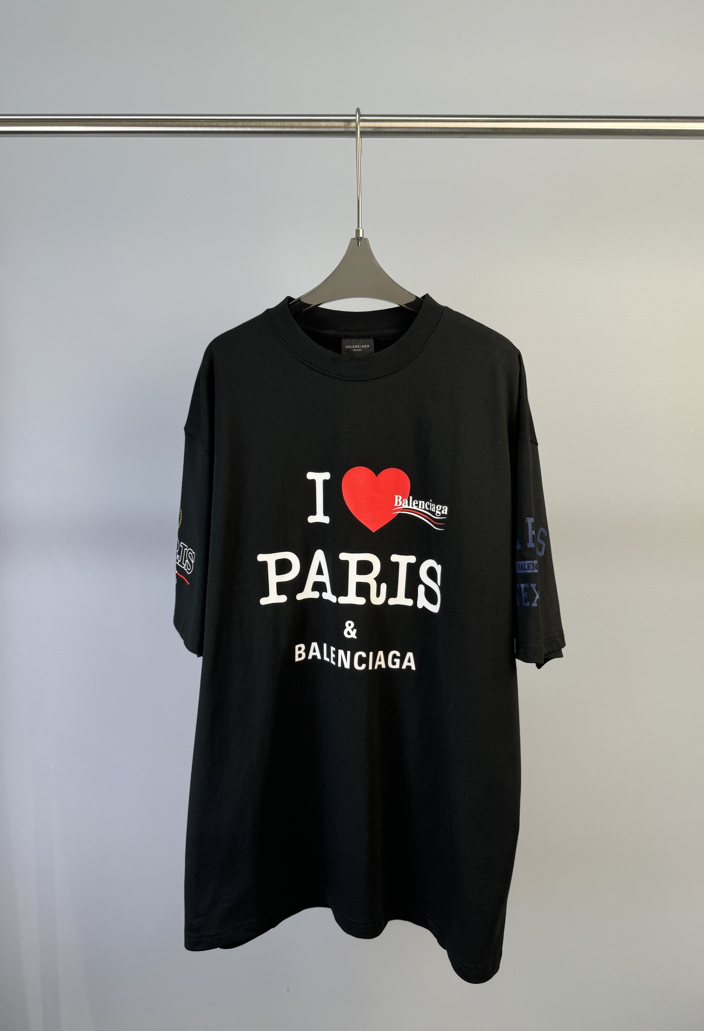 NO:315570,BALENCIAGA Early Spring New Model I Love Paris I PARIS New Co-branded Short-sleeved T-shirt, front and back are decorated with Paris letter prints, edge-edged hem, destructive effect, loose large-size, same model for men and women. Size S M L,,balenciaga,balenciaga,T-shirt,tees,t-shirt,alexander wang19860909BALENCIAGA 巴黎世家 早春新款 我爱巴黎 I PARIS 全新联名短袖T恤、正面和背面饰以我爱巴黎字母印花、磨边效果下摆、破坏款效果、宽松大版型、男女同款 码数S M L,,balenciaga,balenciaga,T-shirt,tees，t-shirt,alexander wang,Women's clothing