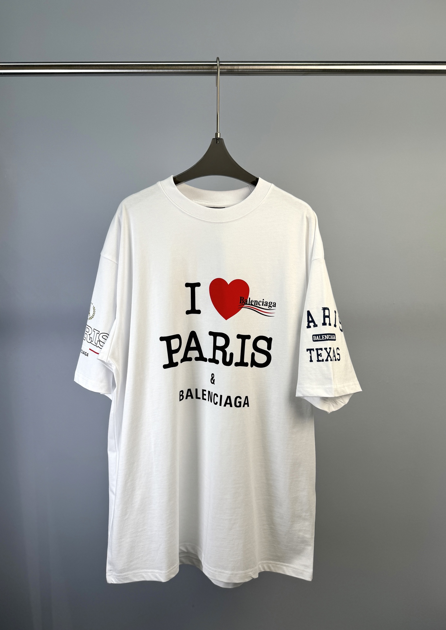 NO:315572,BALENCIAGA Early Spring New Model I Love Paris I PARIS New Co-branded Short-sleeved T-shirt, front and back are decorated with Paris letter prints, edge-edged hem, destructive effect, loose large-size, same model for men and women. Size S M L,,balenciaga,balenciaga,T-shirt,tees,t-shirt,alexander wang19860909BALENCIAGA 巴黎世家 早春新款 我爱巴黎 I PARIS 全新联名短袖T恤、正面和背面饰以我爱巴黎字母印花、磨边效果下摆、破坏款效果、宽松大版型、男女同款 码数S M L,,balenciaga,balenciaga,T-shirt,tees，t-shirt,alexander wang,Women's clothing