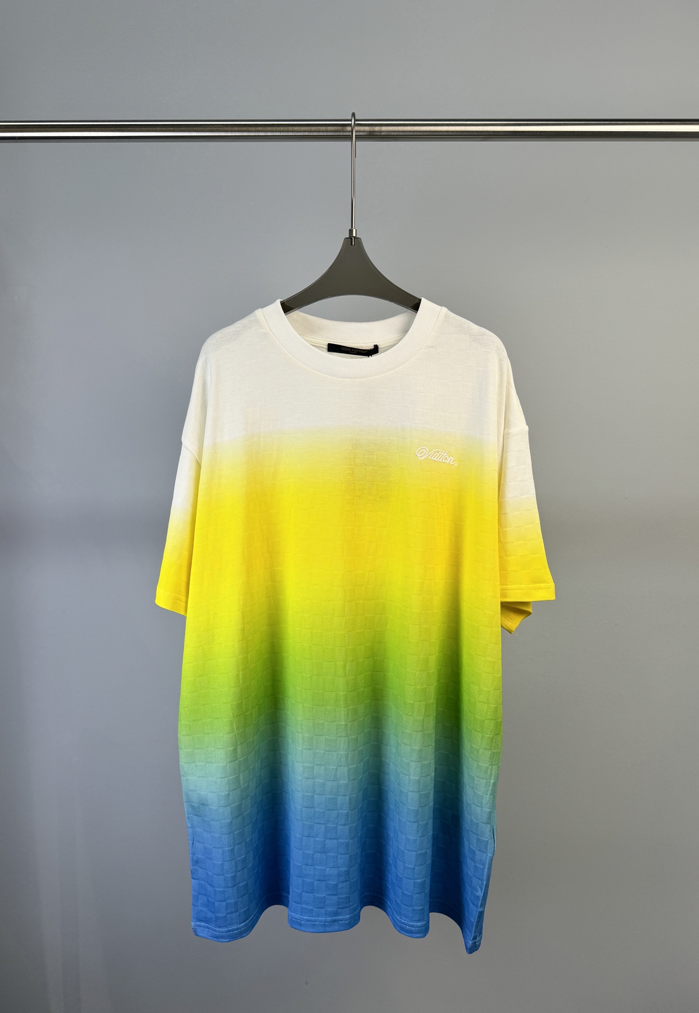 NO:313302,Louis Vuitton, new style for early spring, gradient color tie-dye loose mid-length short-sleeved T-shirt, this T-shirt uses custom checkerboard cotton fabric, breathable and comfortable, and the color gradient process is super good, presenting the perfect over-effect between colors. Small girls can wear it as a skirt, loose and large style, and the same style for men and women. Size S M L,,louis vuitton,louis vuitton,skirts,T-shirt,tees,t-shirt,alexander wang19860909Louis Vuitton 路易 早春新款 渐变色扎染宽松中长款短袖T恤、这款T恤采用了定制棋盘格棉质面料,透气舒适,色彩渐变工艺处理得超级棒,呈现出色彩间的完美过度效果,小个子女生可以当裙子穿、宽松大版型、男女同款 码数S M L,,louis vuitton,louis vuitton,skirts,T-shirt,tees，t-shirt,alexander wang,Women's clothing