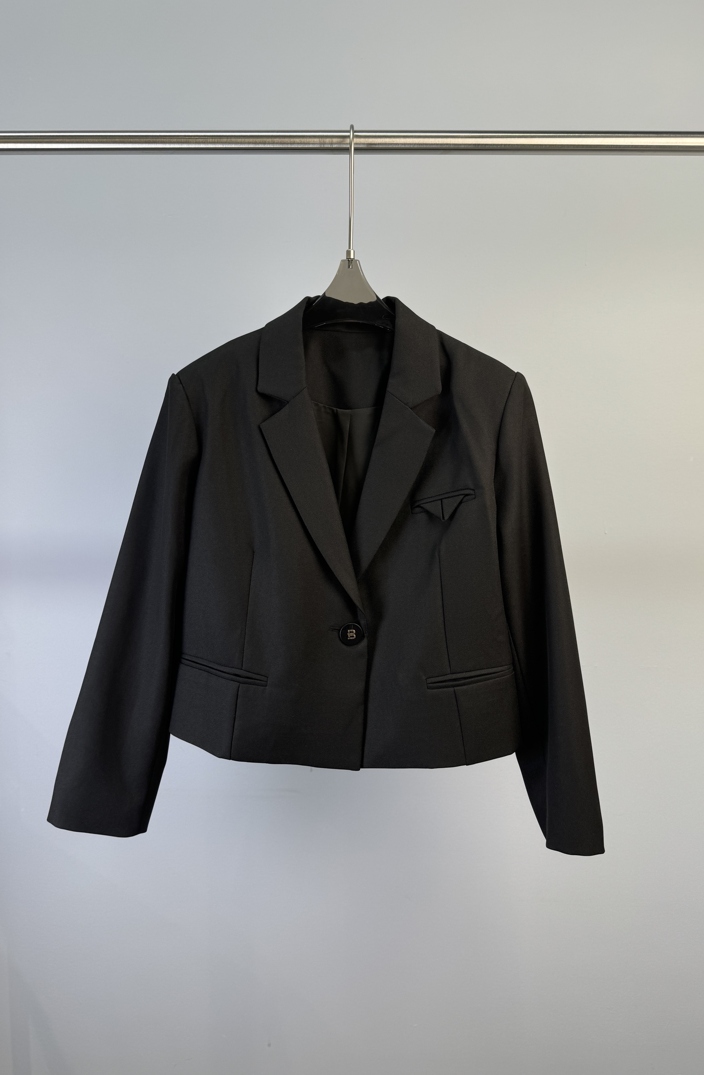 NO:310277,Designer brand New early spring style Laoqian suit set series, using high-quality fine woven twill fabric, with a wide and stylish texture online. The back is asymmetrical splicing, and the short suit visually raises the waistline, which better creates the body proportions. S M L XL, business suit, alexander wang19860909设计师品牌 早春新款 老钱西装套装系列、采用高品质精织斜纹面料,挺阔有型质感在线.后背不对称拼接、短款西装视觉上拉高腰线,更好地打造身材比例 码数S M L XL,,business suit,alexander wang,Women's clothing