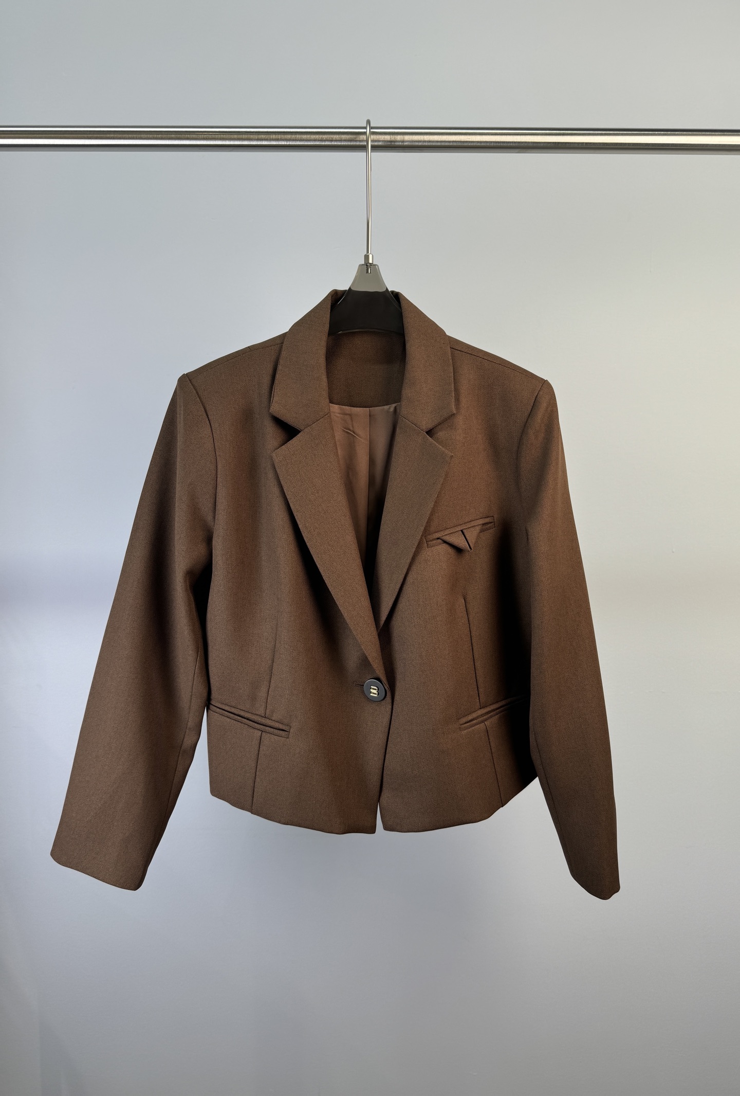 NO:313330,Designer brand New early spring style Laoqian suit set series, using high-quality fine woven twill fabric, with a wide and stylish texture online. The back is asymmetrical splicing, and the short suit visually raises the waistline, which better creates the body proportions. S M L XL, business suit, alexander wang19860909设计师品牌 早春新款 老钱西装套装系列、采用高品质精织斜纹面料,挺阔有型质感在线.后背不对称拼接、短款西装视觉上拉高腰线,更好地打造身材比例 码数S M L XL,,business suit,alexander wang,Women's clothing