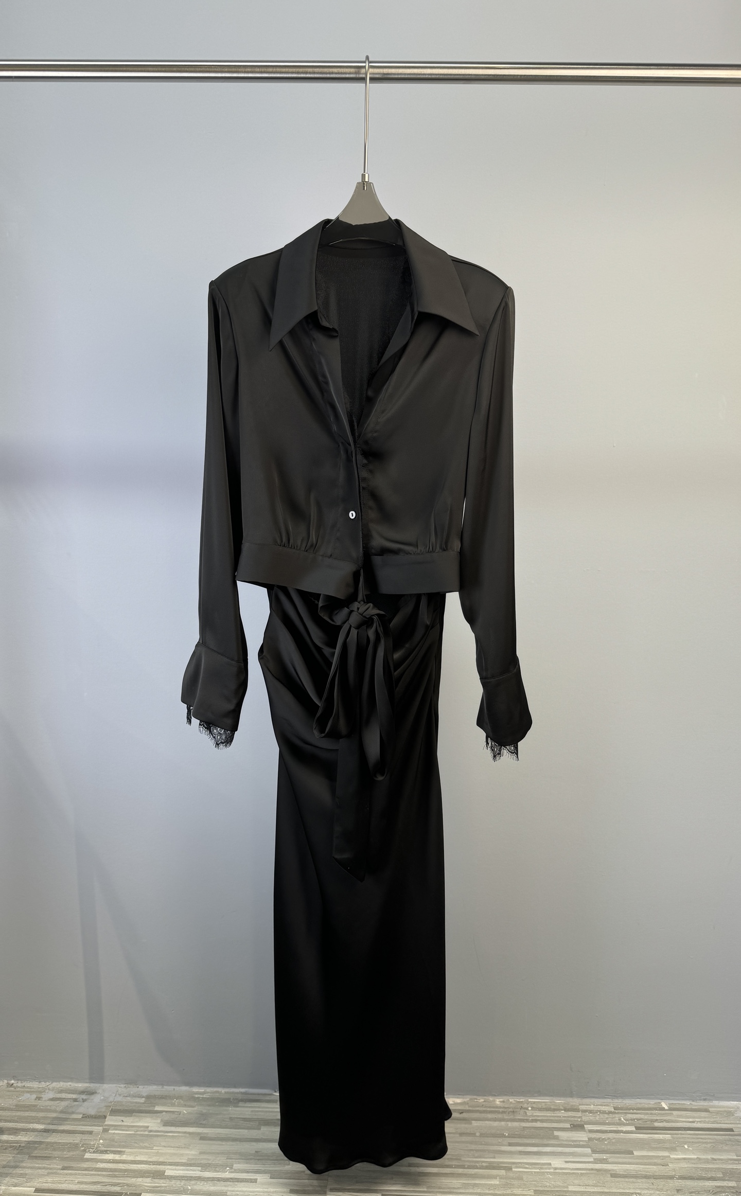 NO:313321,Designer brand New early spring lace wrap dress, V-neck tilt placket shirt design on the upper body, paired with satin material, lace that is faintly visible at the placket, full of design, making it lazy and expensive. The waist wrinkles are paired with a one-piece overlapping belt to add layering, highlighting the figure and perfectly covering the belly. S M L XL,, skirts, shirts, alexander wang19860909设计师品牌 早春新款 蕾丝边裹身连衣裙、上身V领斜门襟衬衫设计,搭配缎面材质,门襟处若隐若现的蕾丝,设计感十足,显慵懒矜贵.腰部皱褶搭配一片式交叠腰带,增添层次感,凸显身材的同时完美遮挡小肚子. 码数S M L XL,,skirts,shirts,alexander wang,Women's clothing