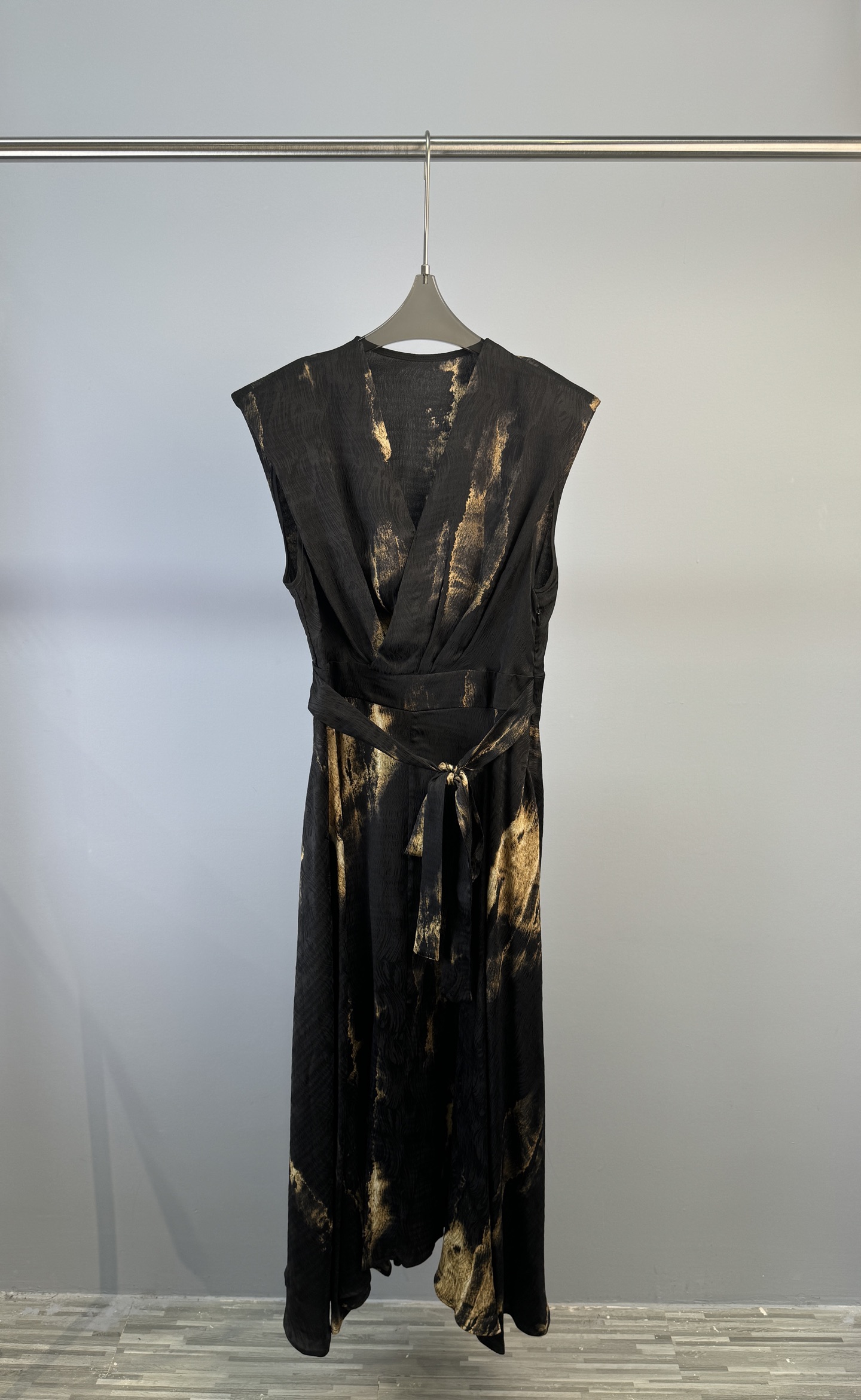 NO:313303,Designer brand New early spring embossed Tennis wrinkled sleeveless dress, Tennis base cloth, craftsmanship embossed to form a unique Tennis wrinkled fabric. Whether it is appearance or gloss, softness and delicateness, it can be comparable to mulberry silk, and the belt design can perfectly highlight the body shape. S M L XL,, skirts, alexander wang19860909设计师品牌 早春新款 压花天丝皱无袖连衣裙、选用天丝底布,进行工艺压花,形成独特的天丝皱面料.无论外观还是光泽度柔软度细腻度都可以与桑蚕丝媲美、腰带设计可以完美的突显身形 码数S M L XL,,skirts,alexander wang,Women's clothing