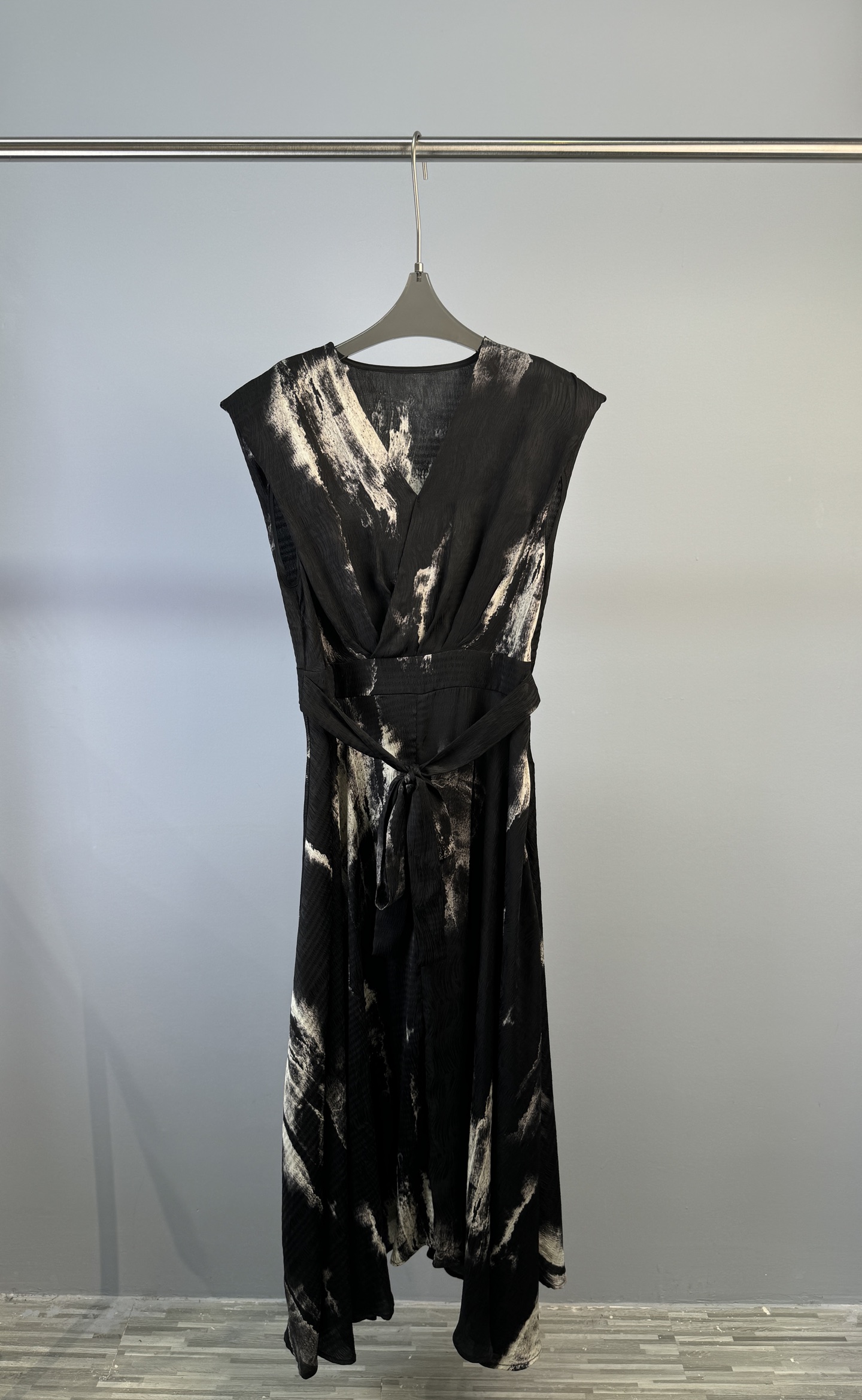 NO:313304,Designer brand New early spring embossed Tennis wrinkled sleeveless dress, Tennis base cloth, craftsmanship embossed to form a unique Tennis wrinkled fabric. Whether it is appearance or gloss, softness and delicateness, it can be comparable to mulberry silk, and the belt design can perfectly highlight the body shape. S M L XL,, skirts, alexander wang19860909设计师品牌 早春新款 压花天丝皱无袖连衣裙、选用天丝底布,进行工艺压花,形成独特的天丝皱面料.无论外观还是光泽度柔软度细腻度都可以与桑蚕丝媲美、腰带设计可以完美的突显身形 码数S M L XL,,skirts,alexander wang,Women's clothing