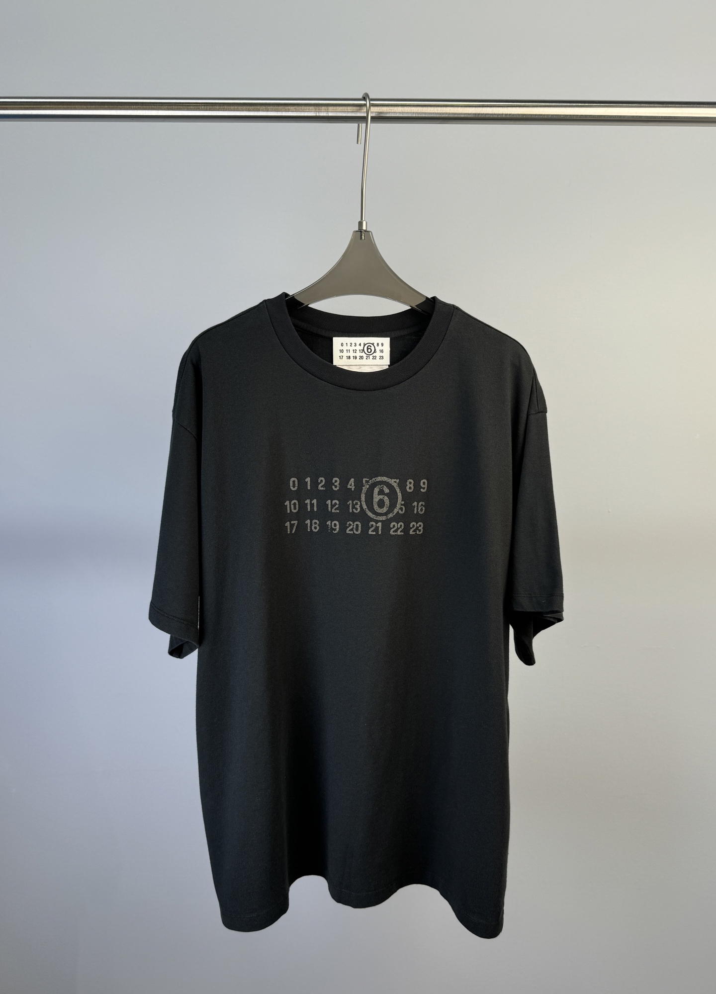 NO:324588,MM6 Mason Magila new spring and summer style classic digital letter printed short-sleeved T-shirt, three-dimensional foam letters, old-fashioned washing fabric soft and comfortable, loose style, same style for men and women S M L,,masion margiela,masion margiela,T-shirt,tees,t-shirt,alexander wang19860909MM6 梅森马吉拉 春夏新款 经典数字字母印花短袖T恤、立体发泡字母、做旧水洗面料柔软舒服、宽松版型、男女同款 码数S M L,,masion margiela,masion margiela,T-shirt,tees，t-shirt,alexander wang,Women's clothing