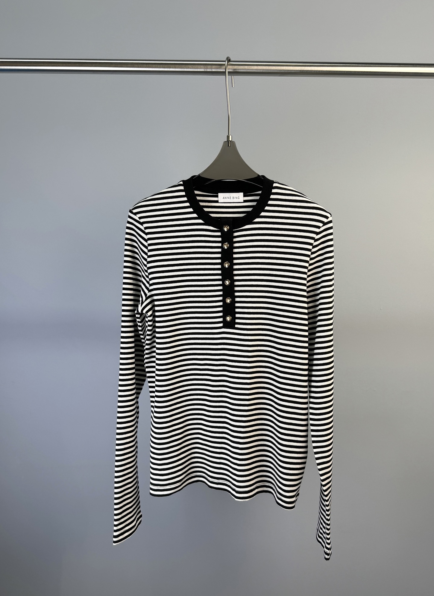 NO:324583,ANINE BING Spring and Summer New Style versatile black and white striped long-sleeved base knit sweater, custom gold buttons, versatile slimming fabric comfortable and elastic S M L, alexander wang19860909ANINE BING 春夏新款 百搭黑白条纹长袖打底针织衫、定制金色纽扣、百搭显瘦面料舒服有弹性 码数S M L,,alexander wang,Women's clothing
