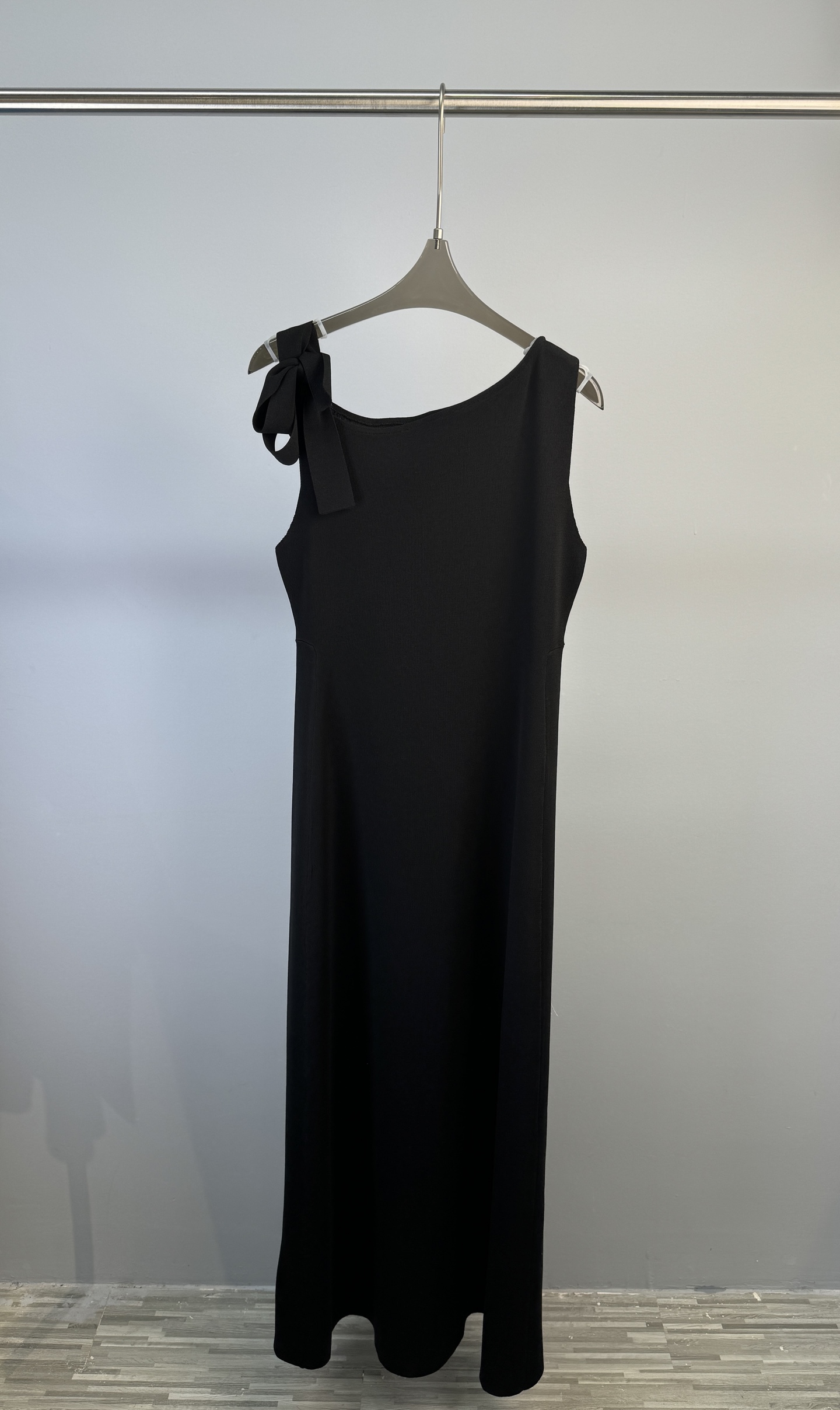 NO:324587,Designer brand French Hepburn style long black skirt, irregular shoulder straps   oblique neckline, reject stereotypes, irregular oblique neck design, easily displaying a slender swan neck, eye-catching and eye-catching, elegant and stylish. It hides the flesh and makes it look slim and tolerate different body shapes, can be worn alone, high elasticity and not tight, shaping and slimming. S M L, skirts, alexander wang19860909设计师品牌 法式赫本风长款小黑裙、不规则肩带 斜边领口,拒绝刻板印象,不规则斜领设计,轻松展现纤细天鹅颈,吸睛亮眼优雅有型.藏肉显瘦包容不同身形,内搭单穿都可、高弹不紧绷,塑形显瘦 码数S M L,,skirts,alexander wang,Women's clothing