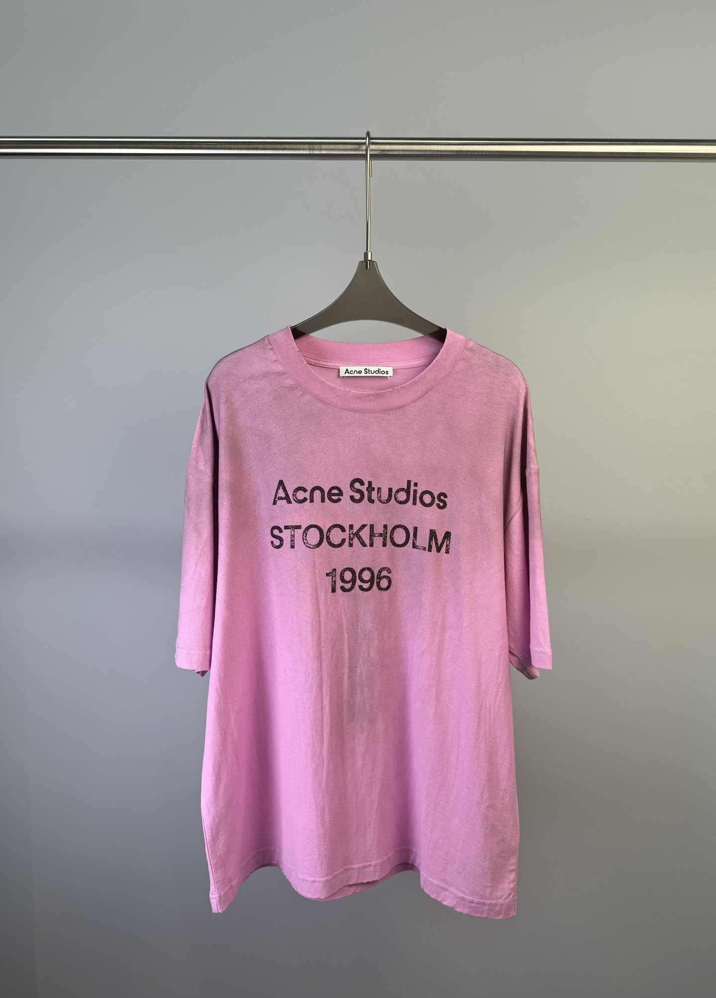 NO:325079,Acne Studios Spring and Summer New 1996 spray-painted retro old dirty T-shirt with Acne Studios 1996 logo pattern, retro spray-painted design, 15 linen   85 cotton very comfortable and soft breathable, comfortable and lazy style, loose style, same style for men and women S M L,,acne studios,dior,tees, t-shirt,alexander wang19860909Acne Studios 春夏新款 1996喷绘复古做旧脏脏T恤、饰有 Acne Studios 1996 徽标图案、采用复古喷绘图案设计、15亚麻 85棉非常舒服柔软透气、舒适慵懒风、宽松版型、男女同款 码数S M L,,acne studios,dior,tees，t-shirt,alexander wang,Women's clothing