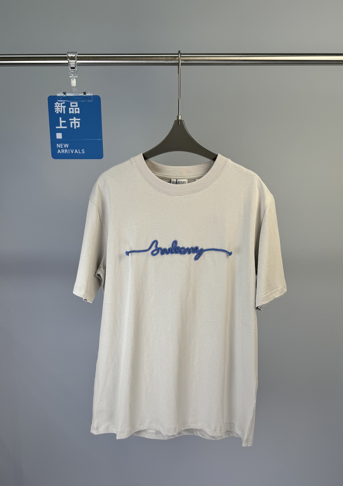 NO:328345,BURBERRY Spring and Summer New Style Three-dimensional rope knot embroidered short-sleeved T-shirt, front chest three-dimensional rope structure into brand logo, casual style, same style for men and women. S M L XL, burberry, T-shirt, tees, t-shirt, alexander wang19860909BURBERRY 春夏新款 立体绳结刺绣图案短袖T恤、前胸立体绳结构成品牌logo、休闲版型、男女同款 码数S M L XL,,burberry,T-shirt,tees，t-shirt,alexander wang,Women's clothing