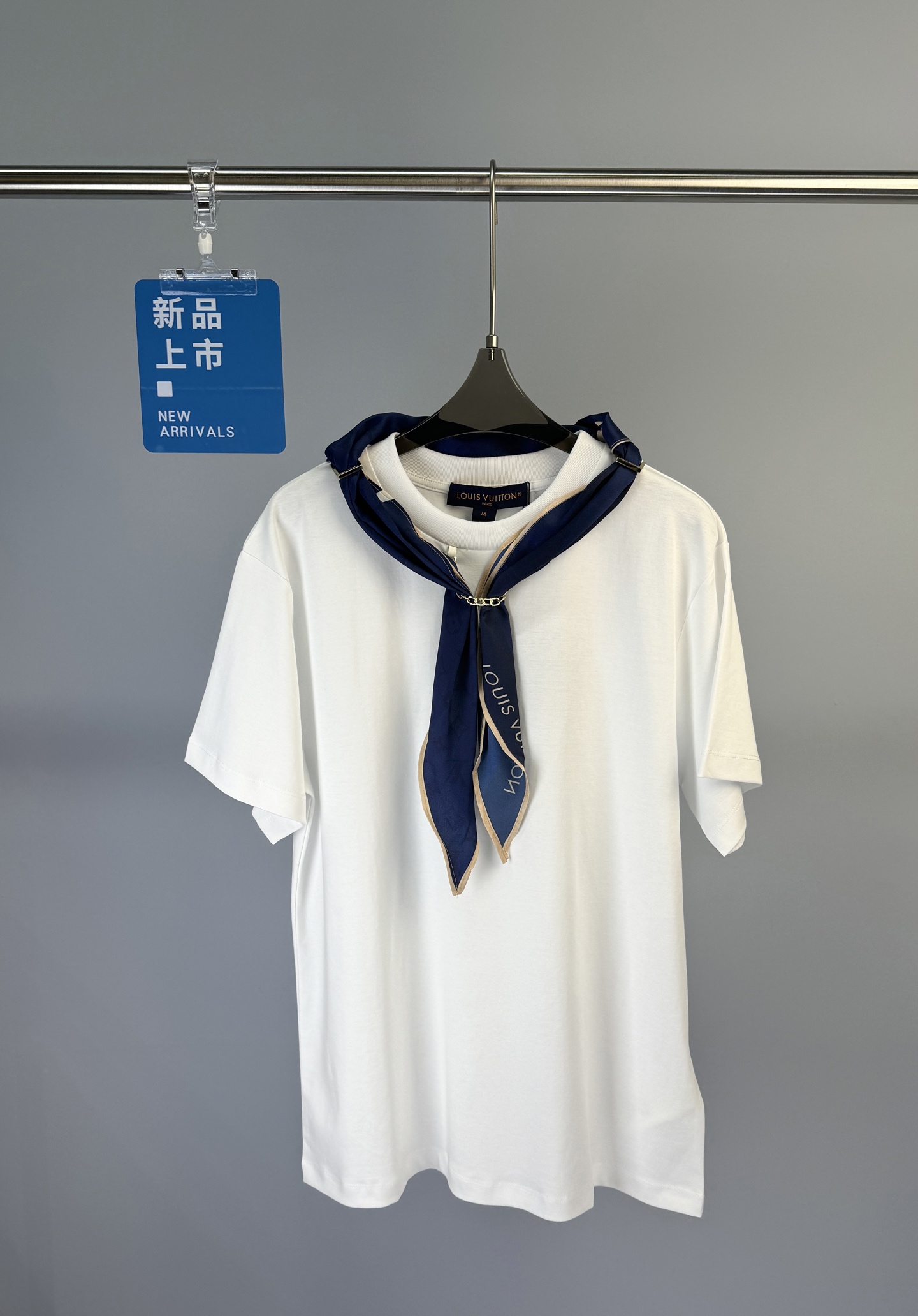 NO:328351,Louis Vuitton New spring and summer style nautical scarf NAUTICAL SCARF letter T-shirt and nautical scarf are fixed on the shoulder with a D-ring, and the nautical pattern and Louis Vuitton logo are embellished on it, revealing elegant charm. The neckline LV chain belt decoration adds a classic touch. S M L,,louis vuitton,louis vuitton,louis vuitton,alexander wang19860909Louis Vuitton 路易 春夏新款 航海围巾NAUTICAL SCARF 字母 T 恤 、航海围巾借 D 形环固定于肩部,航海图案与路易威登标识点缀其上,流露优雅韵味.领口 LV 链带装饰再添经典一笔 码数S M L,,louis vuitton,louis vuitton,louis vuitton,alexander wang,Women's clothing