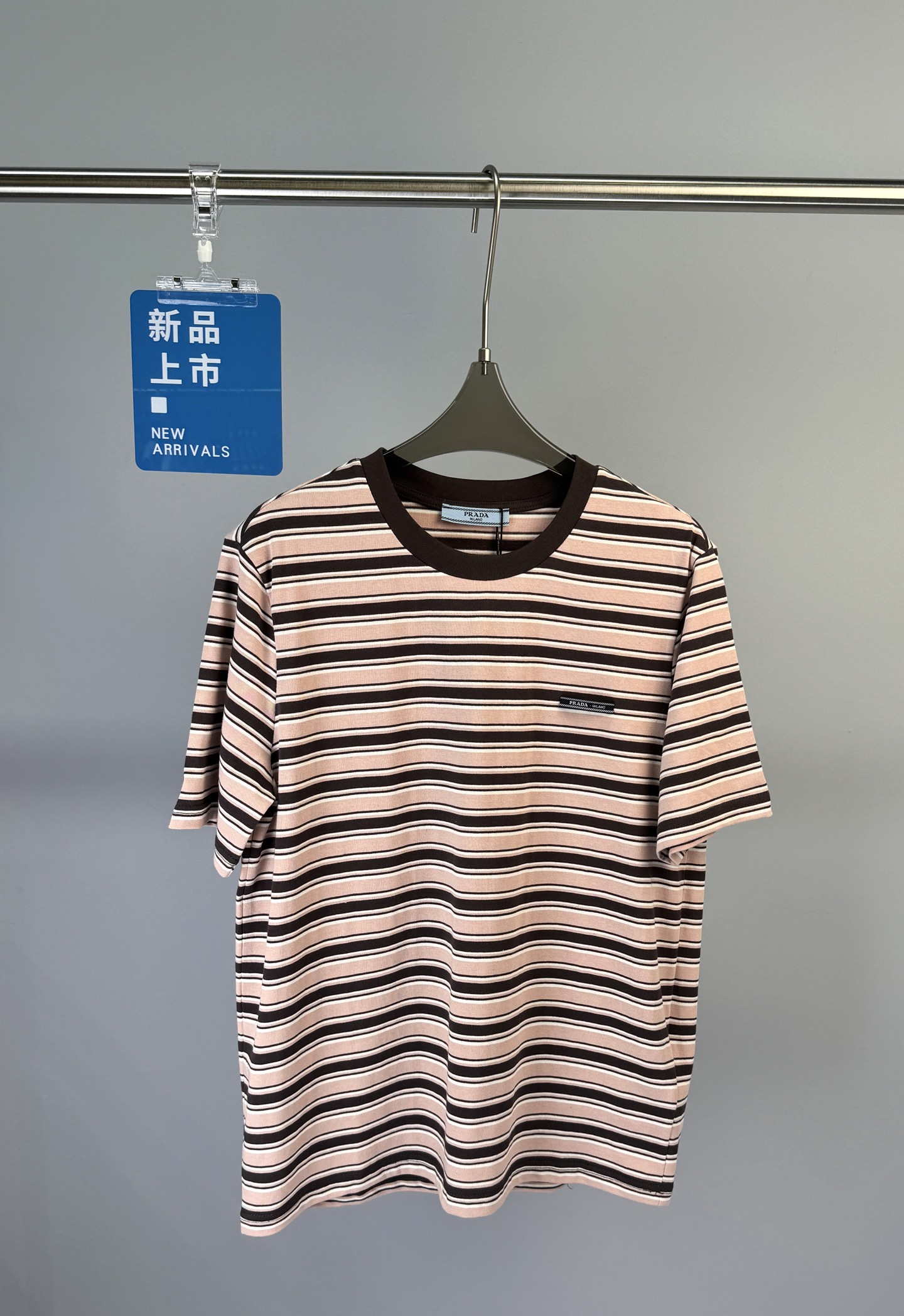 NO:328354,PRADA Spring and Summer New Pink Striped Round Neck Short-Sleeve T-shirt with Striped Pattern with retro charm, adds vitality to this short-sleeved loose T-shirt with ribbed knitted round neck. Size S M L,,prada,T-shirt,tees,t-shirt,alexander wang19860909PRADA 春夏新款 粉色条纹圆领短袖T恤、条纹图案带有复古魅力,为这款短袖宽松T恤增添活力,配有罗纹针织圆领. 码数S M L,,prada,T-shirt,tees，t-shirt,alexander wang,Women's clothing