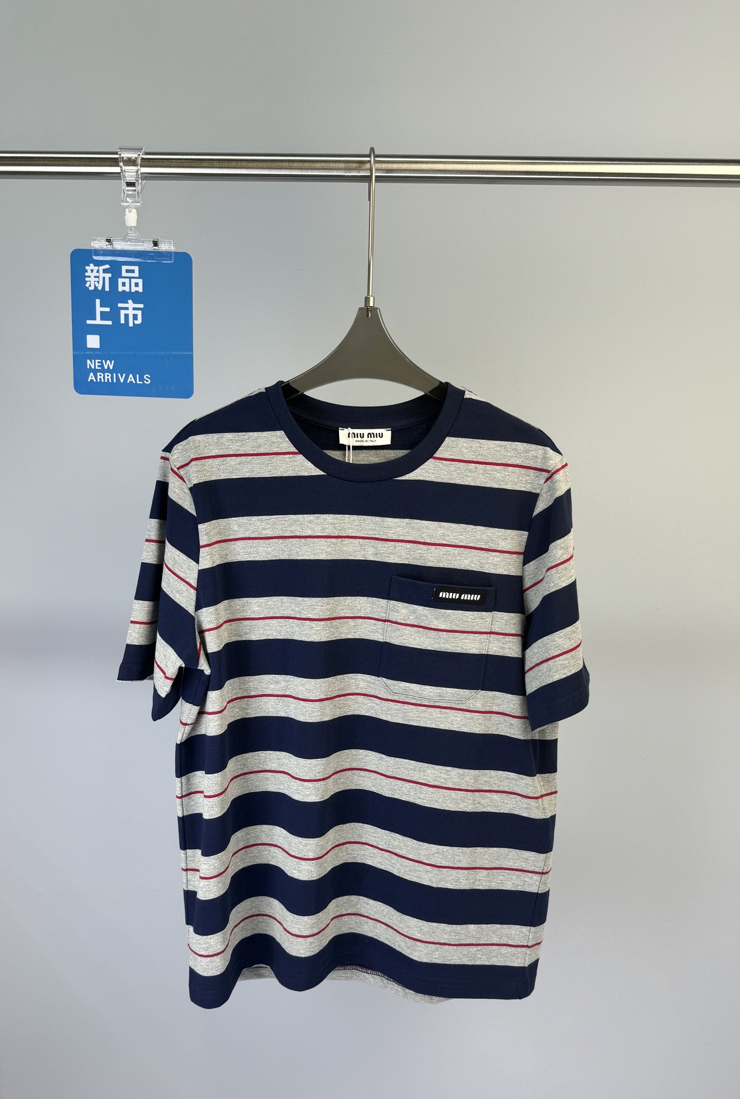 NO:328357,MIUMIU Spring and Summer New Horizontal Striped Round Neck Short-Sleeve T-shirt, this knitted T-shirt is decorated with brightly colored striped patterns. The logo patch is eye-catching and highlights the classic style. S M L,,miumiu,T-shirt,tees,t-shirt,alexander wang19860909MIUMIU 春夏新款 横条纹圆领短袖T恤、这款针织T恤饰有色彩鲜艳的条纹图案.徽标贴饰引人注目,彰显经典格调. 码数S M L,,miumiu,T-shirt,tees，t-shirt,alexander wang,Women's clothing