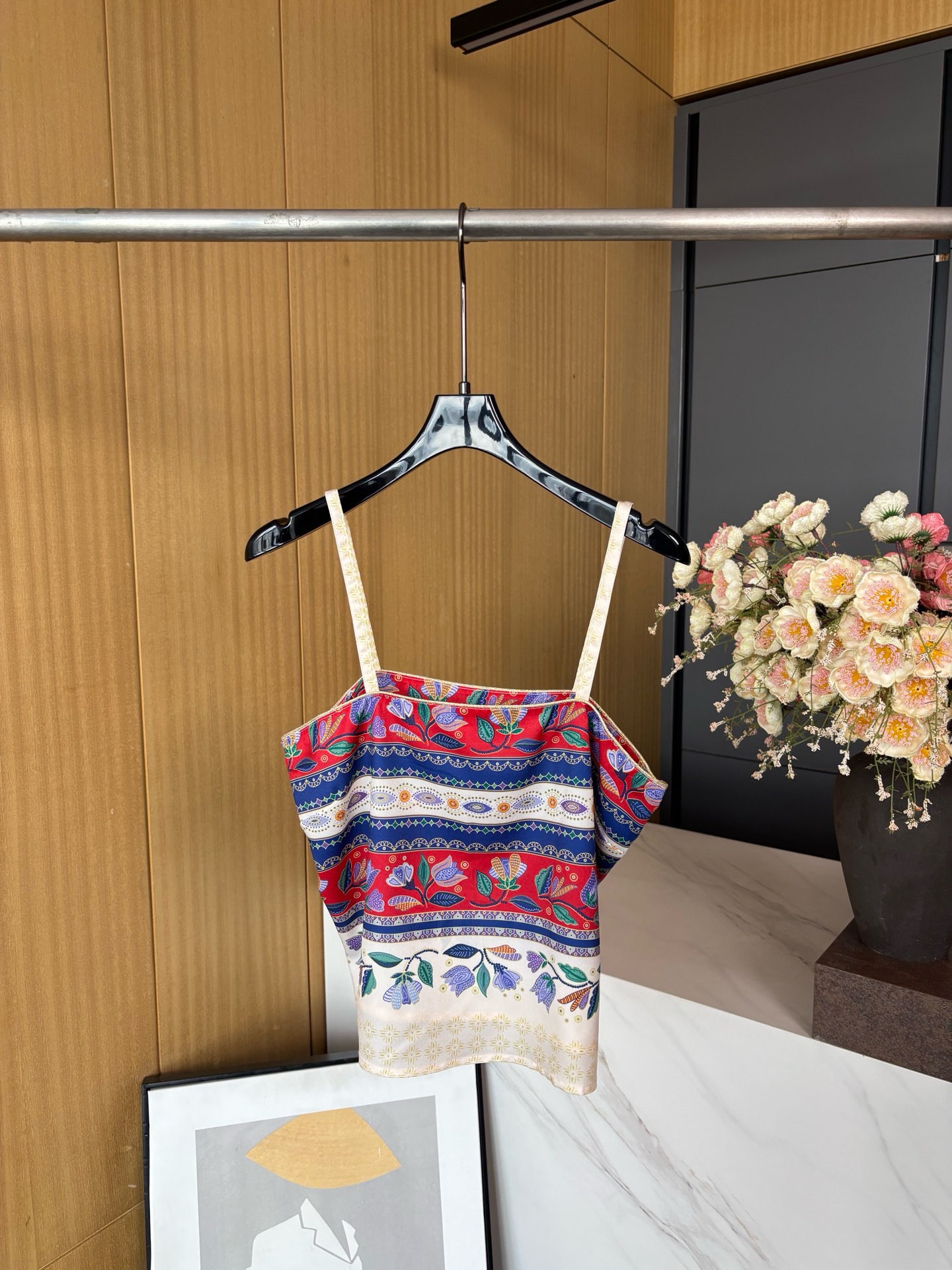 NO:335307,Antik Batik Spring and Summer New French holiday style printed slack suspender top, no one would dislike this suspender!  !  Silk material is so cool on the upper body. The tailoring looks very slim. It is really eye-catching with antikbatik's printed skirt. S M L, skirts, alexander wang19860909Antik Batik 春夏新款 法式度假风印花松弛感吊带上衣、这条吊带没有人会不喜欢吧！！丝绸材质上身好凉快 剪裁非常显瘦、配上antikbatik 的印花半裙真的太亮眼了 码数S M L,,skirts,alexander wang,Women's clothing