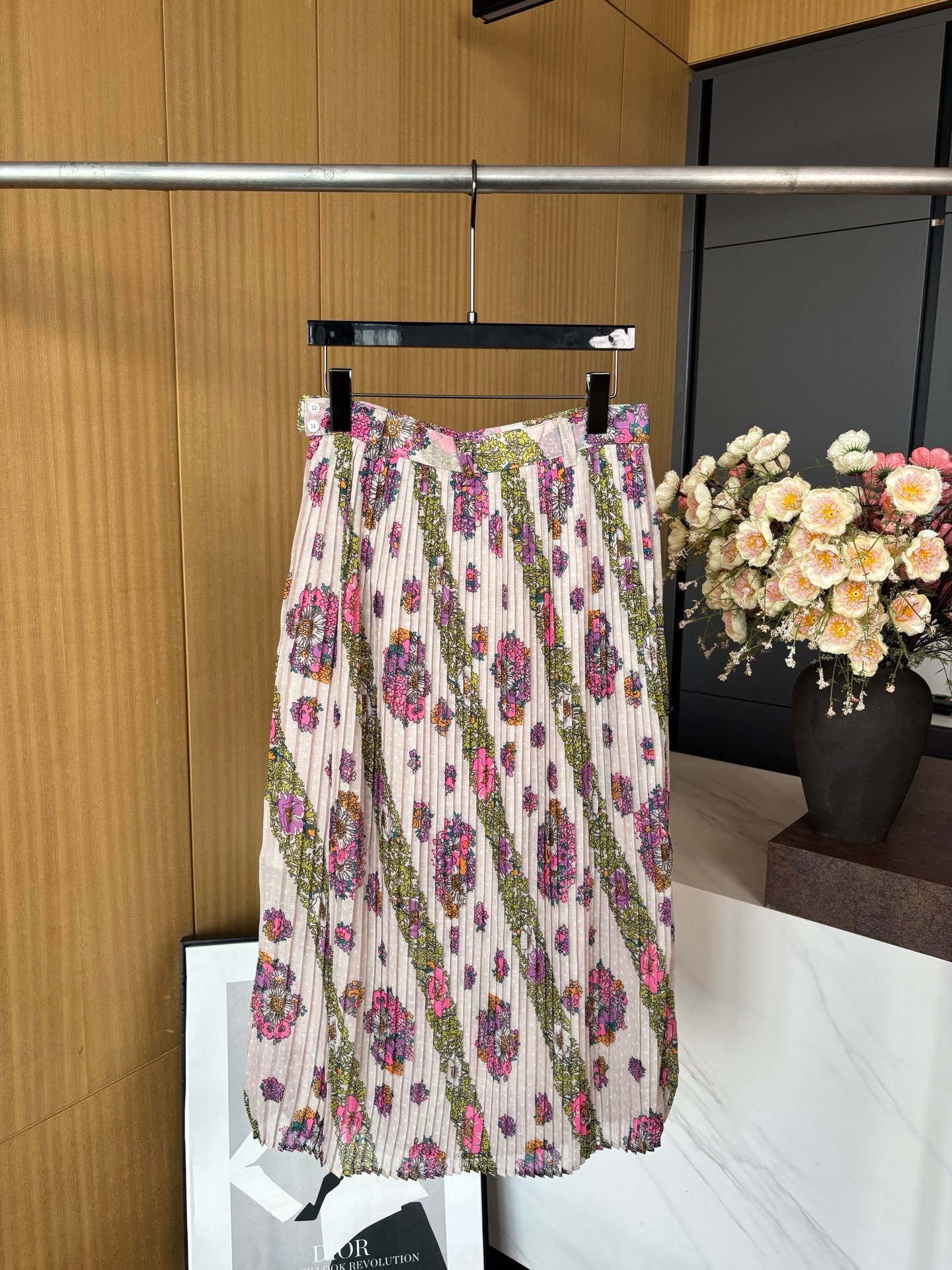 NO:335310,Antik Batik Spring and Summer New French niche vacation style romantic retro floral printed pleated skirt, antikbatik printed suspenders are really eye-catching, you can imagine that you are on vacation in Sanya coconut forest. It is also beautiful with denim linen floor pants, full of slackness. S M L,, skirts, alexander wang19860909Antik Batik 春夏新款 法式小众度假风浪漫复古碎花印花百褶半身裙、配上antikbatik 的印花吊带真的太亮眼了、已经能想象到自己在三亚椰林里度假了 配牛仔色亚麻拖地裤也是绝美 松弛感满满 码数S M L,,skirts,alexander wang,Women's clothing