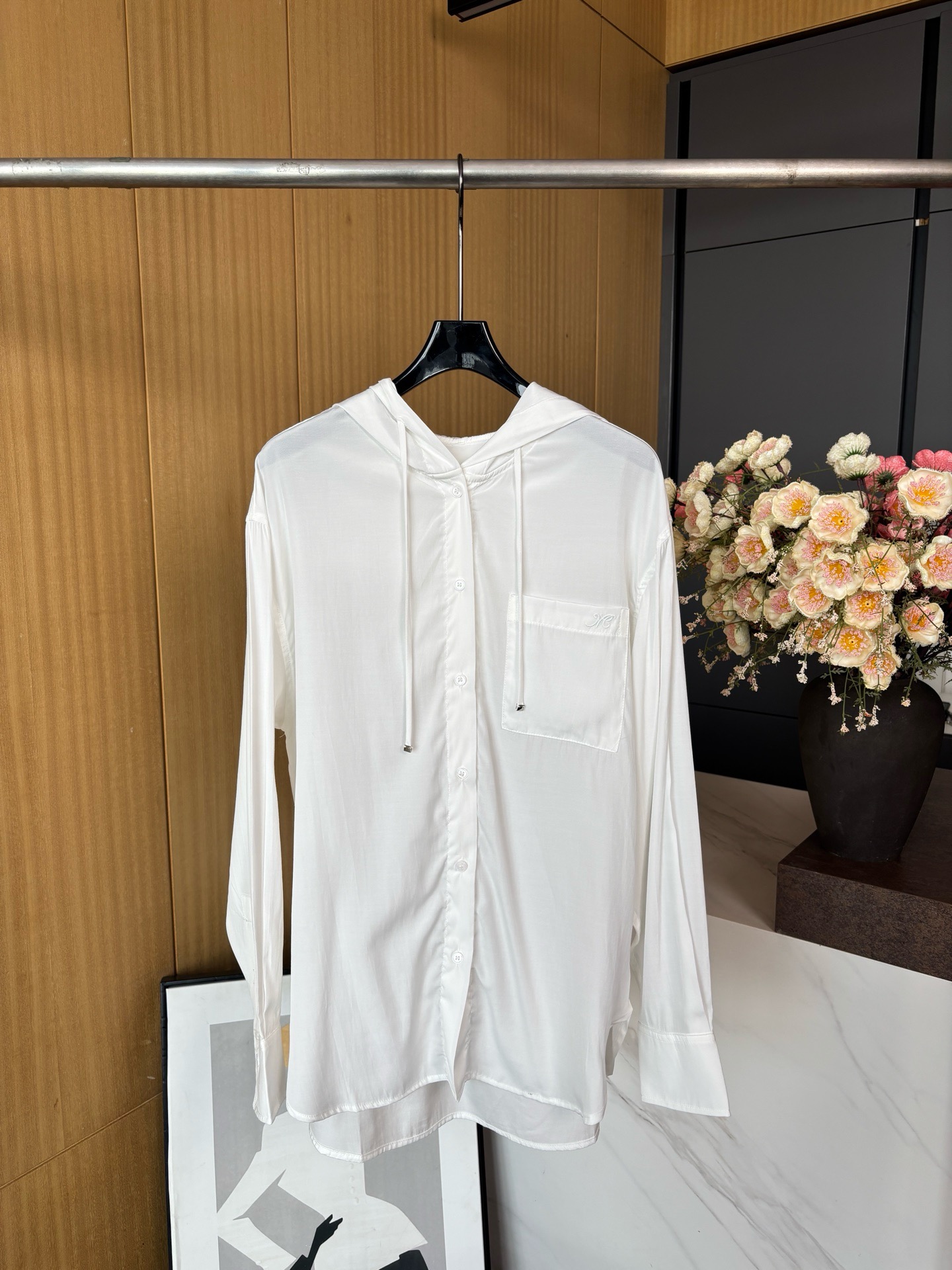NO:335290,MO&CO Spring and summer new style hooded loose drawstring long-sleeved silk sunscreen shirt, fabric is super silky and comfortable, loose style S M L,,hats,alexander wang19860909MO&CO 摩安珂 春夏新款 连帽宽松抽绳长袖人丝防晒衬衣、面料超级丝滑舒适、宽松版型 码数S M L,,hats,alexander wang,Women's clothing