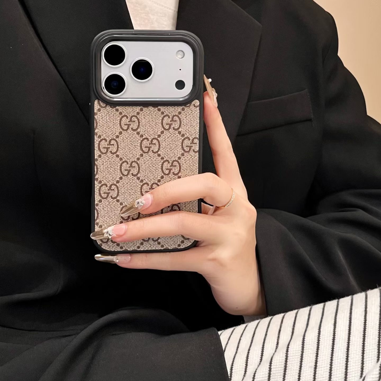 NO:611267,.17 series has been updated. The classic Gucci Gucci Gucci classic original model is color-blocked. It is surrounded by velvet fabric and hot stamping on the sides. The fine hole for the camera can be passed through the lens film. It is removable and can be paired with a large hole for the camera ring. 12-7 Not made 12/13mini/14/15plus - - - - - - - - - - - - - -,,gucci,gucci,alexander wang19860909.17系列已更新 经典款古驰GUCCI 古驰Gucci经典款原版拼色四包围边贴绒布侧边烫金贴皮,摄像头精孔可过镜头膜可拆卸外配对换大孔摄像圈一个  12-7 没做12/13mini/14/15plus - - - - - - - - - - - - - - -,,gucci,gucci,alexander wang,Women's clothing