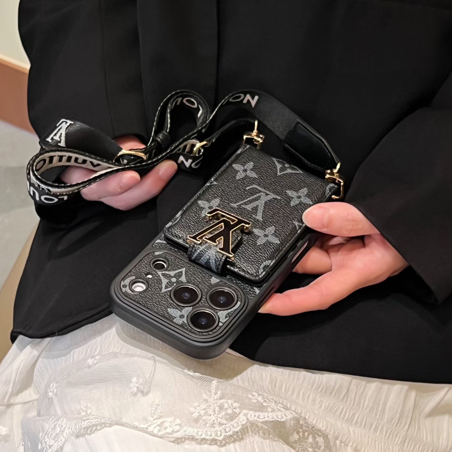 NO:611290,.17 series has been updated. Crossbody upper and lower card holder, LOUIS VUITTON Louis Vuitton LV classic style with four color combinations, velvet sides and hot stamping leather. The camera fine hole can pass through the lens film and is removable. It can be paired with a large hole camera ring. Model: 12-17, there is 16plus, but not 12/13mini/14/15plus,,louis vuitton,louis vuitton,louis  vuitton,alexander wang19860909.17系列已更新 斜挎上下卡包,LOUIS VUITTON路易斯威登 LV经典款拼色四包围边贴绒布侧边烫金贴皮,摄像头精孔可过镜头膜可拆卸外配对换大孔摄像圈一个 型号: 12-17,有16plus 没做12/13mini/14/15plus,,louis vuitton,louis vuitton,louis vuitton,alexander wang,Women's clothing