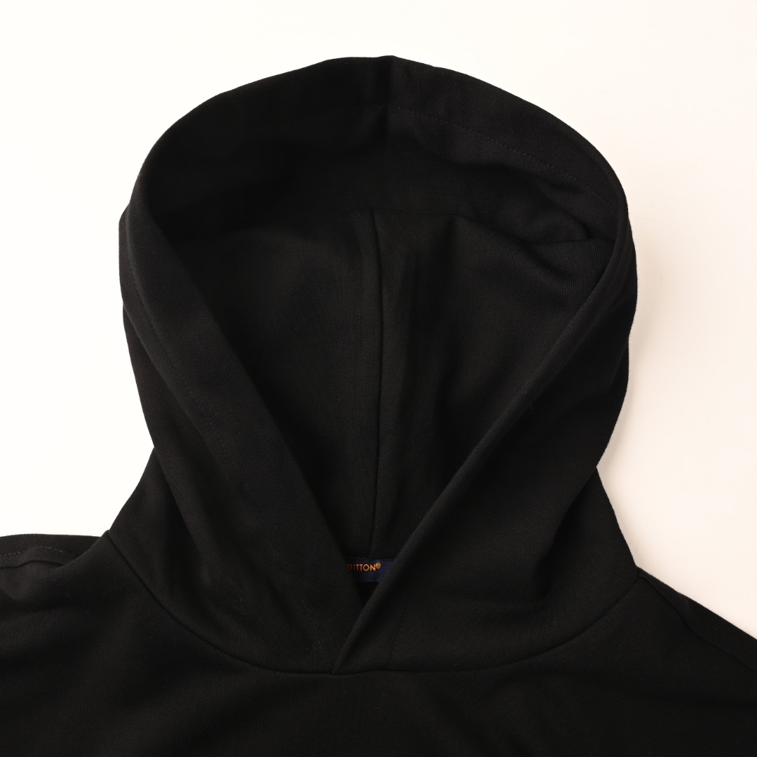 正品级💰380 LOUIS VUITTON LV 浮雕字母连帽卫衣 原版9300购入，原版采用定制330g鱼鳞布料。帽子双层设计，帽里复合还原原版。激光垫棉刺绣工艺。舒适的连帽卫衣以有机棉质裁制，为休闲造型增添隽永格调。衣身采用经典廓形设计，衣领下方的同色调压花标志呈现优雅浮雕效果，而连帽则配有温暖柔软的衬里。上衣设计百搭易衬，是衣橱必备服饰。男女同款 Size : S-L