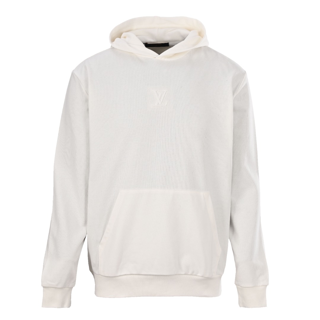 正品级💰380 LOUIS VUITTON LV 浮雕字母连帽卫衣 原版9300购入，原版采用定制330g鱼鳞布料。帽子双层设计，帽里复合还原原版。激光垫棉刺绣工艺。舒适的连帽卫衣以有机棉质裁制，为休闲造型增添隽永格调。衣身采用经典廓形设计，衣领下方的同色调压花标志呈现优雅浮雕效果，而连帽则配有温暖柔软的衬里。上衣设计百搭易衬，是衣橱必备服饰。男女同款 Size : S-L