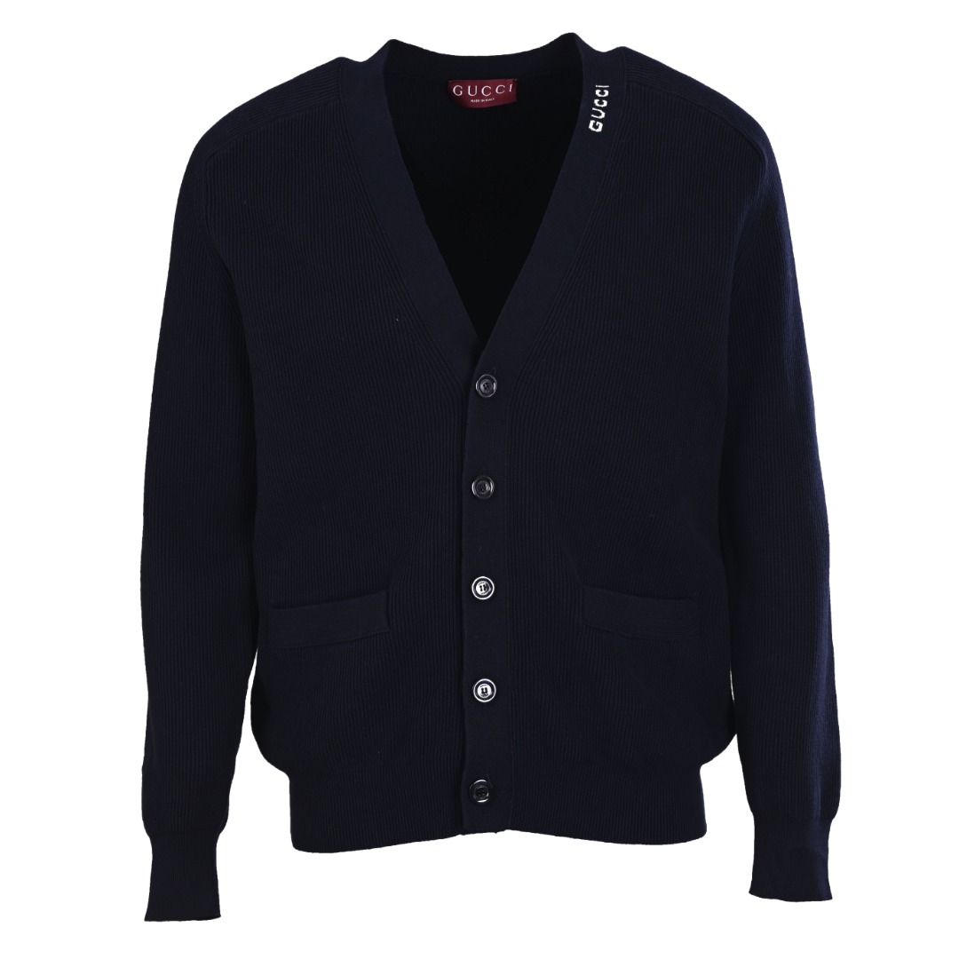 正品级💰428 GUCCI古驰GUC 领口嵌花针织毛衣开衫 定织奢品丝棉雅致针织料，嵌花提花织法，精细编织不仅确保了图案的清晰度，还大大增强了织物的耐用性，缝盘机作收针，收边明花提花效果，通过特定的编织工艺在织物上形成的突出花纹，增添视觉效果，成衣洗水加软去味工艺，通过专业的洗涤设备和特定的洗涤剂，对衣物进行深度清洁和去味处理，改善衣物的手感和外观，定制辅料，宽松版型 Size：S-XL