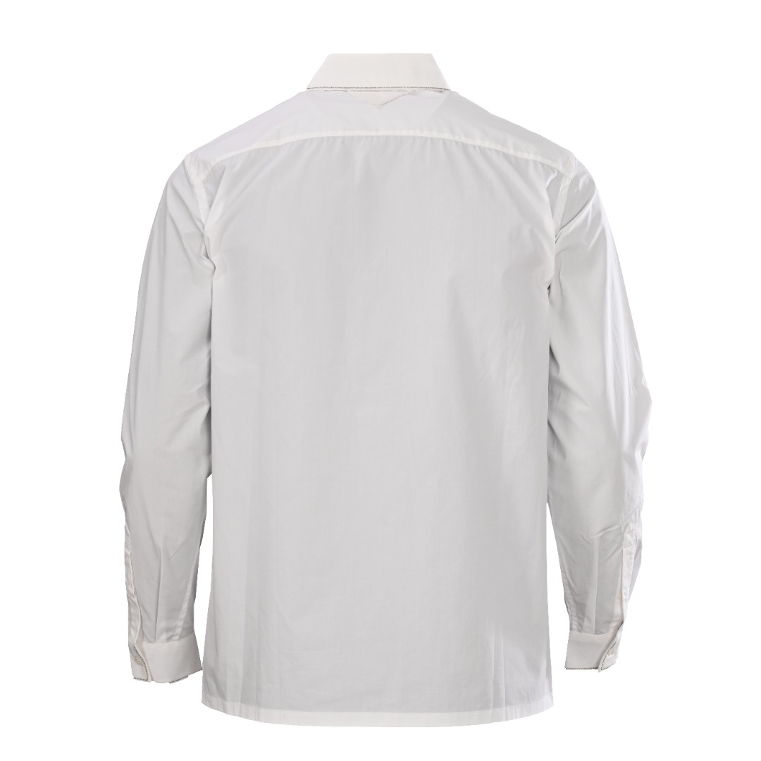 正品级💰330 Prada普拉达PRD 银边镶珠长袖衬衫 独家款！链形针迹刺绣报废率极高 ，衣领、袖口和正面饰链形针迹刺绣宽松廓形，传统衣领，直裁下摆，传统袖口 珍珠母贝钮扣开合，背面织物三角形徽标，从面料舒适度 做工细节，感受与市场货区别。 #因镶珠款式特性，请勿高温、机洗、揉洗！！！因此产生的售后问题不提供售后处理！！ Size：S-XL