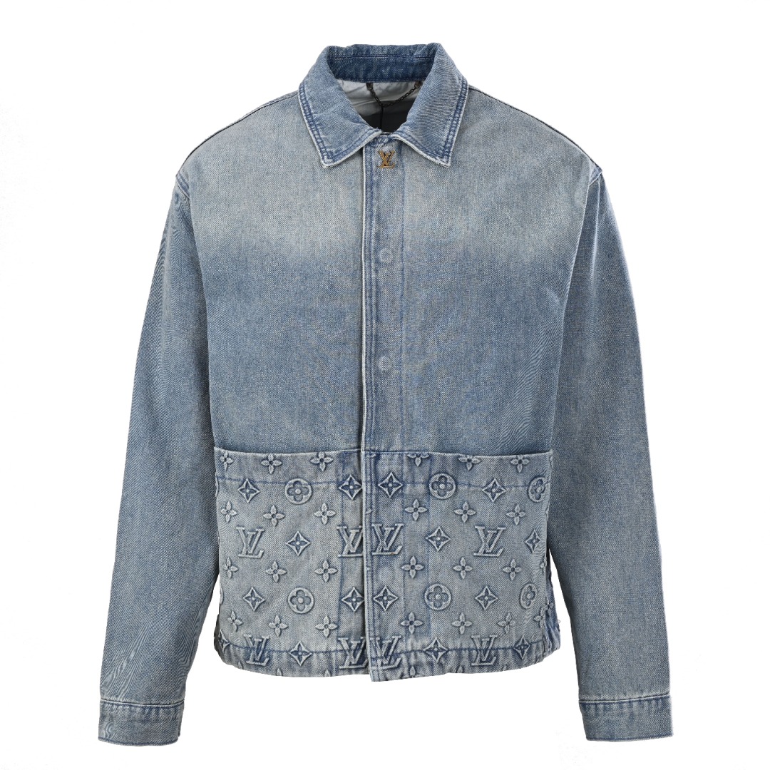 正品级💰460 LOUIS VUITTON LV 春季胶囊系列 半拼满印单排扣牛仔外套 原版20700购入，原版材质高订牛仔面料采用480g牛仔布，每一件都必须成衣洗水。 浮雕立体压花，模版机开袋，预设的模板来指导开袋的位置，形状和大小，精确性确保了开袋效果质量，通过特定的化学和物流处理，使面料表面呈现出柔和的光泽，定制辅料， 宽松版型。 Size： 46 48 50 52