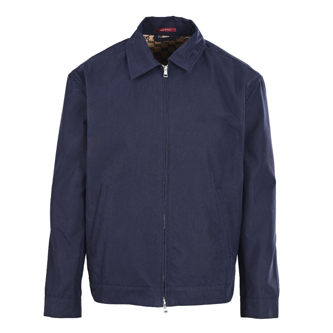 正品级💰500 Gucci古驰GUC 胸口字母小标纯色夹克外套 原版18500购入。定制高密度棉质帆布面料,厚实高密度,柔软且高级感。内里定染出卡其色和藏青色后,排花设计整齐有序。经典简约设计搭配。提花面料与帆布拼接,车位走线针车牢固紧实,口袋及后幅车工还原原版。胸前凹凸压花图案呈现与原样一致。经典短款落肩版型,上身低调显高级,所有的辅料五金拉链原版开发。 Size: 48-52