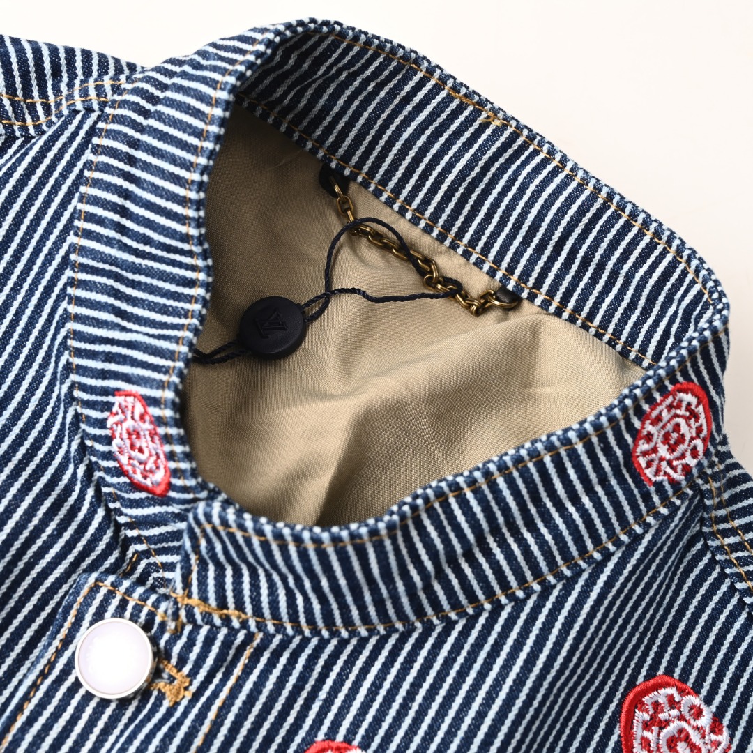 正品级 LOUIS VUITTON LV 联名款 樱花刺绣竖条纹套装牛仔外套 王嘉尔同款,原版49800,高订面料采用,430g定制全棉条纹面料,裁片对位刺绣,纽扣都是一体的.洗水后手感透气舒服.车工精密,内里套布工艺,双层工艺. 需要多年经验的老师傅才能做到.匠人精神.手工订不会掉,YB订制珍珠扣,下摆特种机绣花,细节媲美原版,整套低调奢华的设计,走秀款必定属于你的时尚百搭单品,牛仔外套夹克!