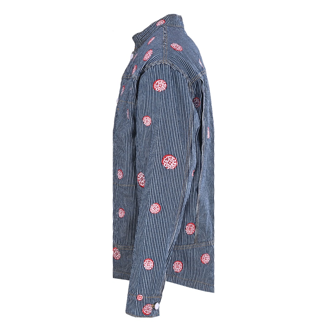 正品级 LOUIS VUITTON LV 联名款 樱花刺绣竖条纹套装牛仔外套 王嘉尔同款,原版49800,高订面料采用,430g定制全棉条纹面料,裁片对位刺绣,纽扣都是一体的.洗水后手感透气舒服.车工精密,内里套布工艺,双层工艺. 需要多年经验的老师傅才能做到.匠人精神.手工订不会掉,YB订制珍珠扣,下摆特种机绣花,细节媲美原版,整套低调奢华的设计,走秀款必定属于你的时尚百搭单品,牛仔外套夹克!