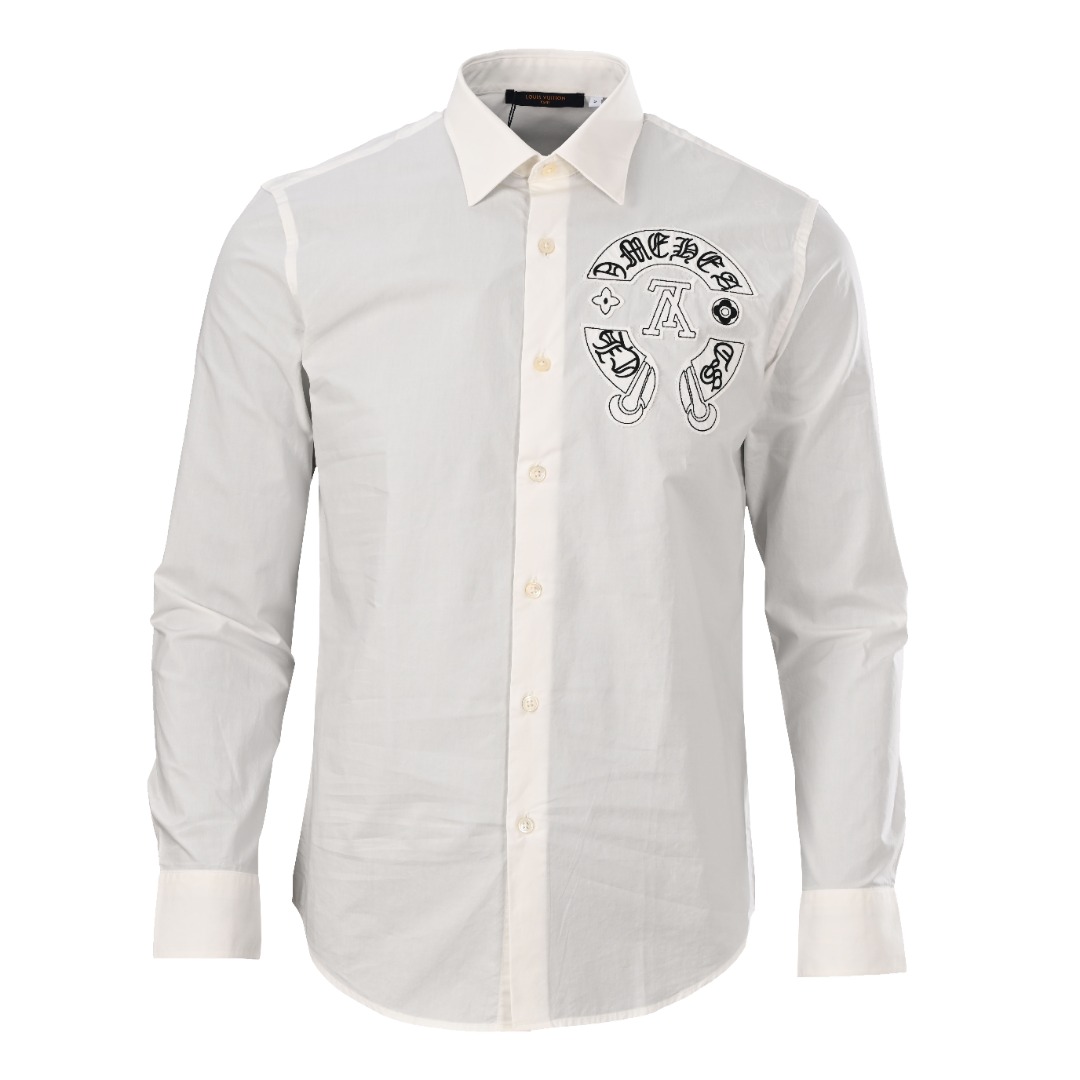 正品级💰330
LOUIS VUITTON路易威登LV x Chrome Hearts/克罗心CH  联名贴布长袖衬衫
因定制面料且N次调整胸口刺绣，导致出货速度不快，看似极其简单的产品，实则无数细节还原，门襟、袖口、领口，都需条纹对位，件裁，在生产过程中，所有裁片都需要一片一片烫，因为要对条纹。 导致工期加长。贝壳扣与定制洗水麦、主麦、包装袋是最最基础的工作。面料特殊的点状肌理外，设计成独具特色的纽扣领，领面双压线工艺。落肩肩线，两片左右贴立体口袋，增加设计感，门襟双明线窄眼皮，翻领、门襟、袖口采用贝壳刻字纽扣。前短后长的弧形底摆，增加上身后的层次效果。
Size：S-XXL