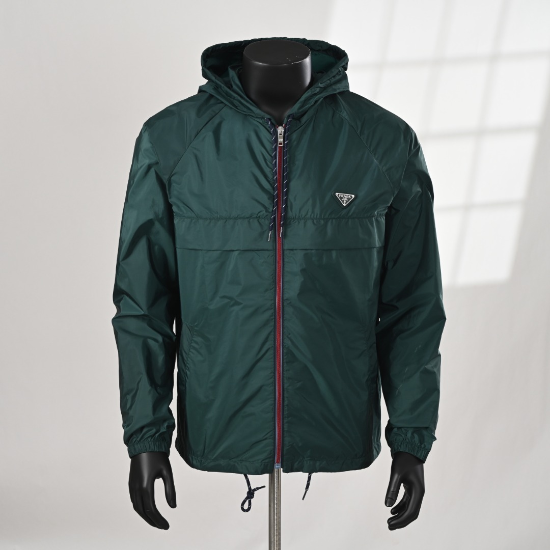 PRADA PRD Chaqueta con capucha de nailon regenerado con cremallera en contraste de color Imágenes reales