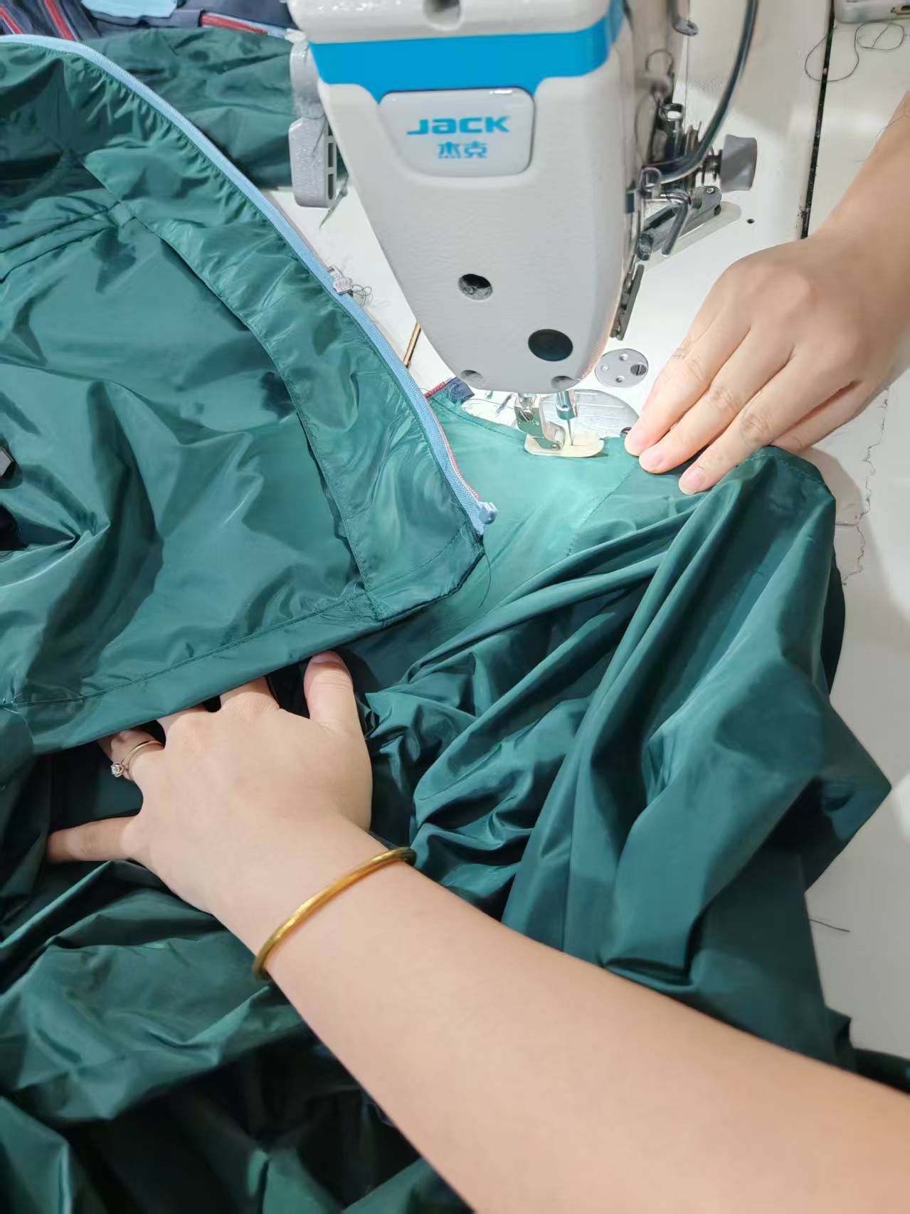 PRADA PRD Proceso de producción de chaqueta con capucha de nailon regenerado con cremallera de color contrastante