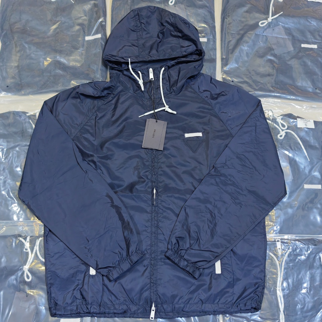 PRADA Chaqueta con capucha de nailon regenerado con etiqueta de tela con borde blanco Prada PRD, toma real