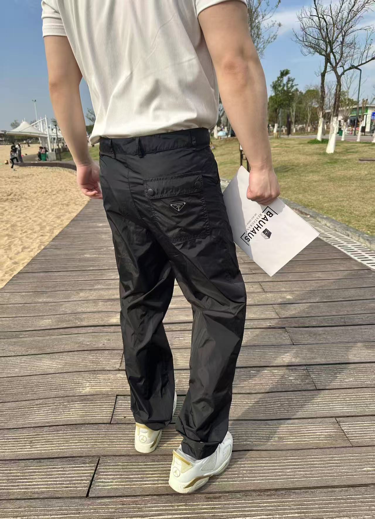 Pantalón PRADA PRD de nailon regenerado con bolsillos traseros con solapa Referencia en la parte superior del cuerpo
