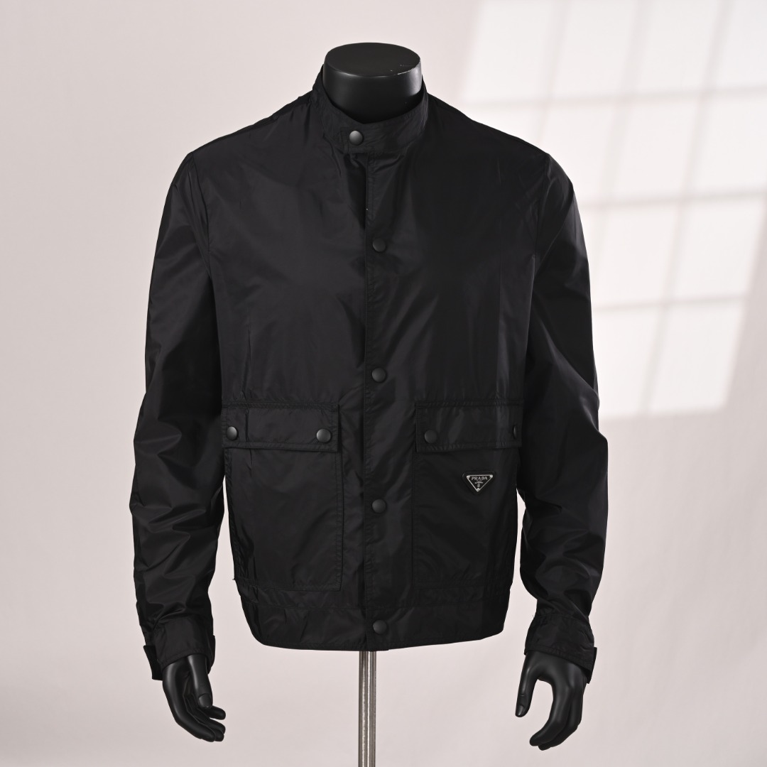 PRADA Prada PRD Bolsillo con solapa Botón oculto Chaqueta con cuello alto de nailon regenerado Foto real