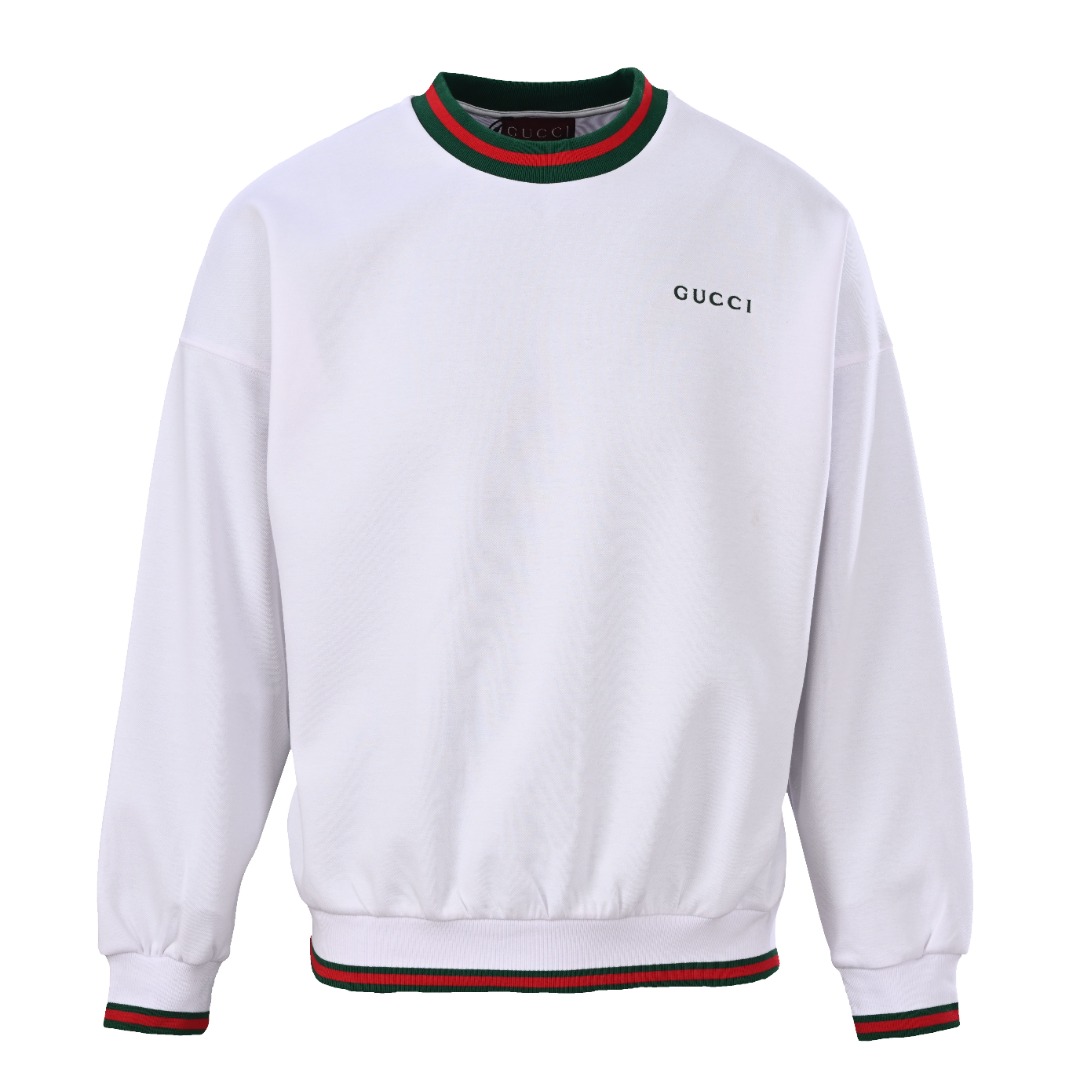 正品级 Gucci/古驰GUC 织带小标圆领卫衣 采用撞色条纹设计,领口和袖口的红绿条纹滚边增添了一丝经典与时尚感.胸前的GUCCI标志以精致的刺绣工艺呈现,不仅展现了GUCCI的经典设计元素,还融合了现代时尚与舒适穿着的双重需求.