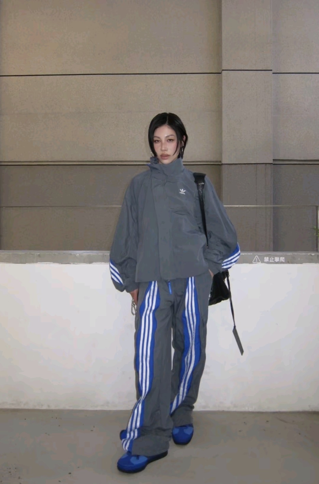 Adidas/阿迪达斯 originals x KR OP 联名款 三叶草解构拼接工装拉链长裤 上身参考