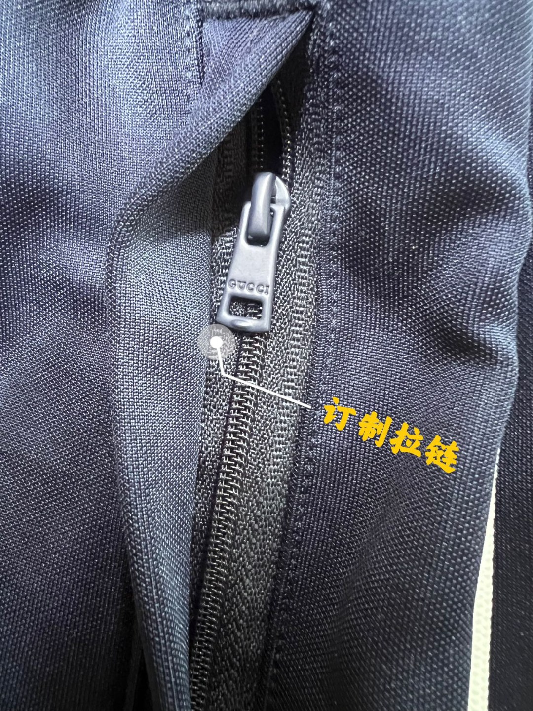 GUCCI古驰GUC 凹凸字母侧白条线条设计套装长裤 生产工序
