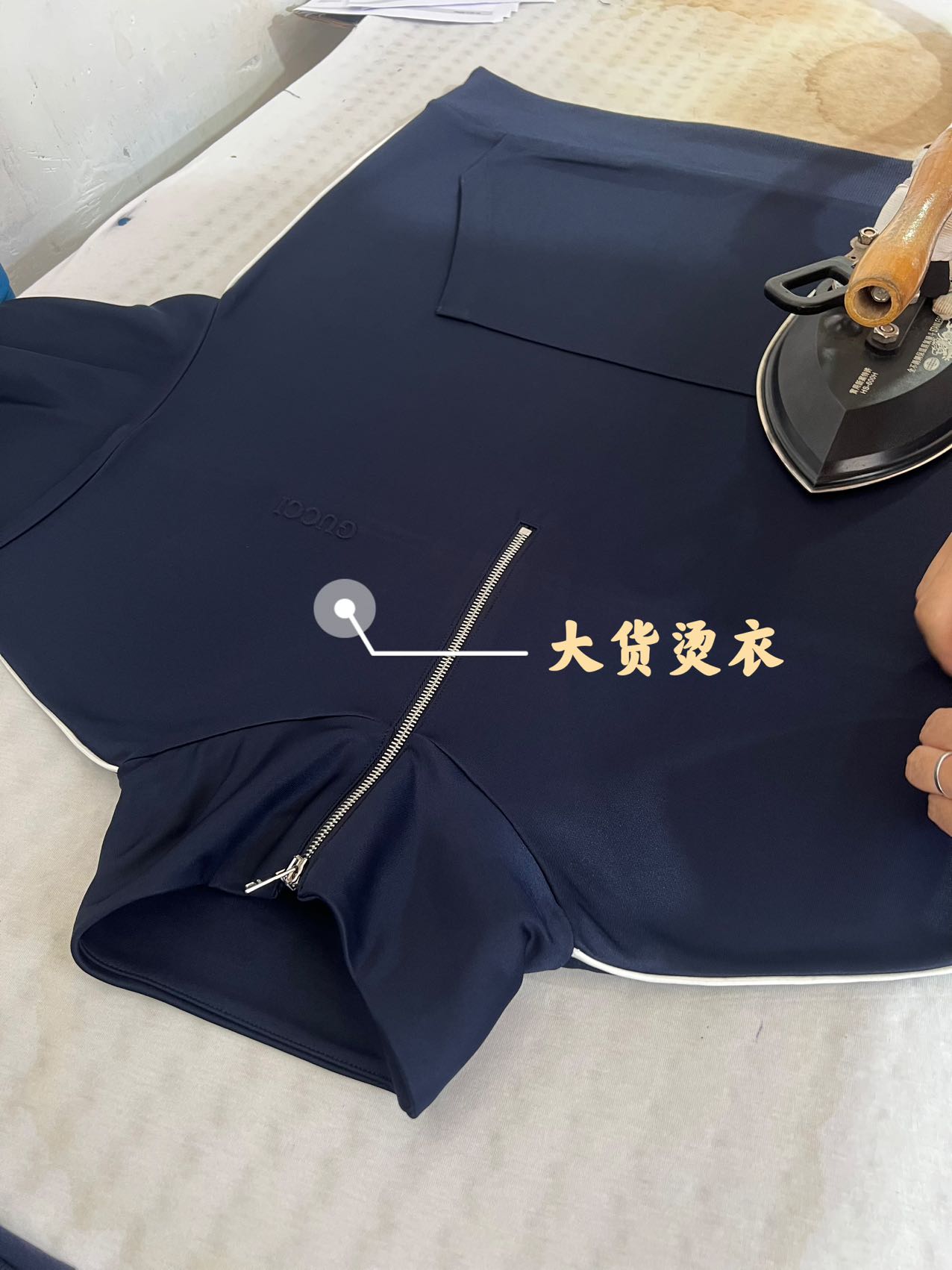 GUCCI古驰GUC 凹凸字母侧白条线条设计套装立领夹克外套 生产工序