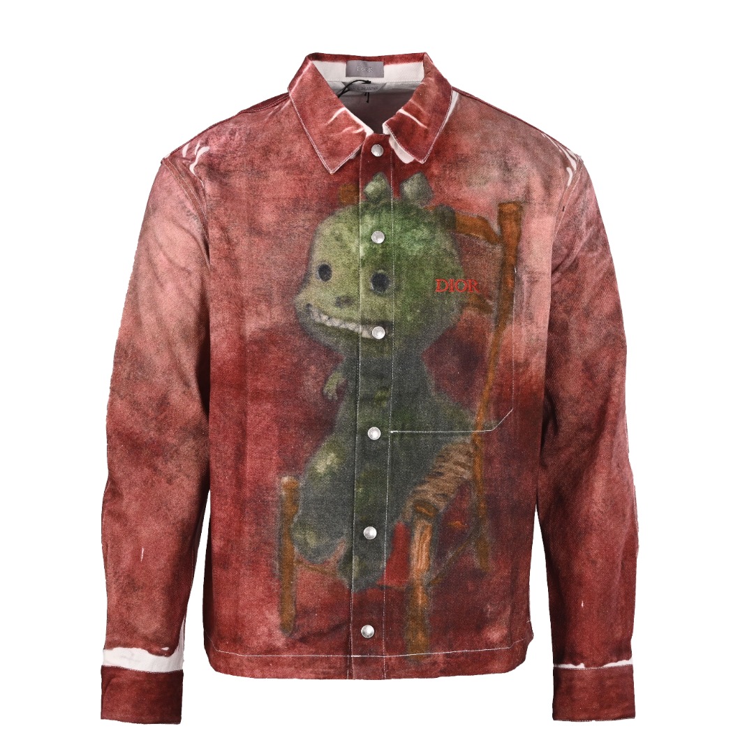 Dior/迪奥CD 趣味恐龙小脚兽牛仔衬衫夹克 Dior与大谷工作室发布独家限定系列 可爱的绿色“Tanilla”小角兽图案在此系列服饰上大放异彩! 这个系列推出了超过30款富有趣味的男装单品,大胆地装饰着由大谷工作室创造的 “Tanilla”小角兽.“Tanilla”的名字由大谷和哥斯拉名字中的“tani”和“Ila”组成,在画面中乖巧地坐在椅子上,也就是大谷工作室的绘画作品“坐着的怪兽”. 全球范围内的迪奥专卖店都为此系列呈现特别装置,Tanilla以可爱的身姿和闪亮的眼睛欢迎着访客. 货号320300003