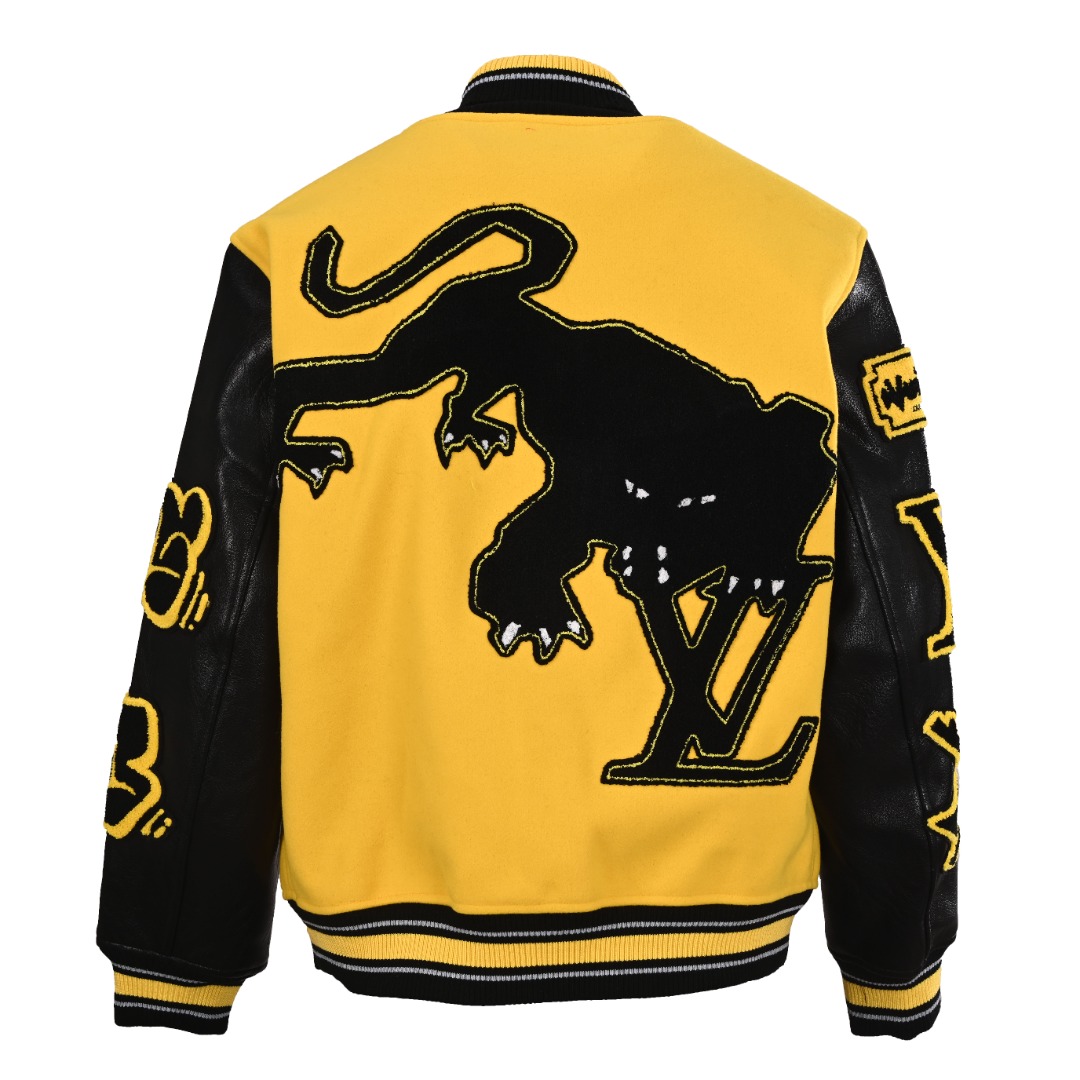 💰420 LOUIS VUITTON/路易威登LV 字母拼接棒球服夹克外套 对不起让你们久等了，拿到正品就开始张罗这件衣服所有的事情！ 单单面料来讲我就定做了一个多月，颜色成分一比一的还原！面料成分有%65的羊毛，%15天然丝%10的氨纶%10绒⚠️混合定织而成，总的克重有900多克！还有最为关键的是它的色牢度，绝对不会褪色！袖子用的澳洲进口小牛皮，加工定型，上色，水洗，纹路保留了原有的颗粒结构！厚实饱满圆润！ 刺绣使用进口毛巾绣机器，先把每个图案绣在毛詹上，在用红外线激光雕刻出来，再有缝纫机进行固定，这件衣服有12处贴标，一处平绣，后身的大LV骷髅图案是直接绣在上面的，针数吗？站在外行的角度也懂得！这款衣服有4种不同工艺的绣花⚠️罗纹采用全棉纱线定染定织而成，粗纱横机编织而成，不起球，棉质亲肤，立体感十足！ 五金配件原厂正品，就单单说面扣和低扣都有LV全称LOGO，市场上的低端产品绝对不可能有的，你们细品！颜色纯正，配件齐全，不要拿市场上的低端货来和我们家对比怕你会伤心！古人讲过一分价格一分货！切记！！！ Size：S-XL