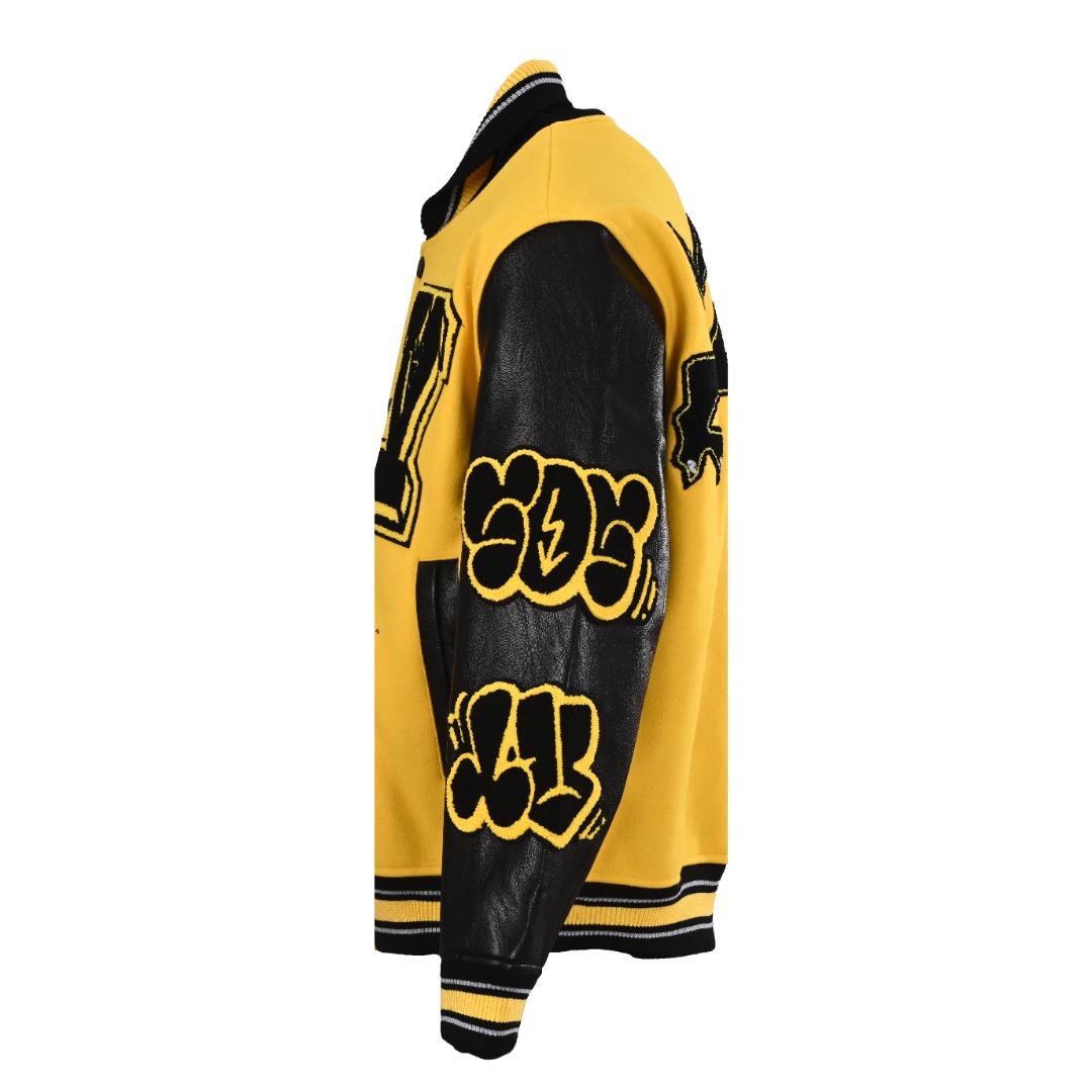 💰420 LOUIS VUITTON/路易威登LV 字母拼接棒球服夹克外套 对不起让你们久等了，拿到正品就开始张罗这件衣服所有的事情！ 单单面料来讲我就定做了一个多月，颜色成分一比一的还原！面料成分有%65的羊毛，%15天然丝%10的氨纶%10绒⚠️混合定织而成，总的克重有900多克！还有最为关键的是它的色牢度，绝对不会褪色！袖子用的澳洲进口小牛皮，加工定型，上色，水洗，纹路保留了原有的颗粒结构！厚实饱满圆润！ 刺绣使用进口毛巾绣机器，先把每个图案绣在毛詹上，在用红外线激光雕刻出来，再有缝纫机进行固定，这件衣服有12处贴标，一处平绣，后身的大LV骷髅图案是直接绣在上面的，针数吗？站在外行的角度也懂得！这款衣服有4种不同工艺的绣花⚠️罗纹采用全棉纱线定染定织而成，粗纱横机编织而成，不起球，棉质亲肤，立体感十足！ 五金配件原厂正品，就单单说面扣和低扣都有LV全称LOGO，市场上的低端产品绝对不可能有的，你们细品！颜色纯正，配件齐全，不要拿市场上的低端货来和我们家对比怕你会伤心！古人讲过一分价格一分货！切记！！！ Size：S-XL