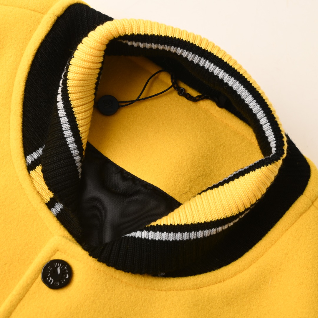 💰420 LOUIS VUITTON/路易威登LV 字母拼接棒球服夹克外套 对不起让你们久等了，拿到正品就开始张罗这件衣服所有的事情！ 单单面料来讲我就定做了一个多月，颜色成分一比一的还原！面料成分有%65的羊毛，%15天然丝%10的氨纶%10绒⚠️混合定织而成，总的克重有900多克！还有最为关键的是它的色牢度，绝对不会褪色！袖子用的澳洲进口小牛皮，加工定型，上色，水洗，纹路保留了原有的颗粒结构！厚实饱满圆润！ 刺绣使用进口毛巾绣机器，先把每个图案绣在毛詹上，在用红外线激光雕刻出来，再有缝纫机进行固定，这件衣服有12处贴标，一处平绣，后身的大LV骷髅图案是直接绣在上面的，针数吗？站在外行的角度也懂得！这款衣服有4种不同工艺的绣花⚠️罗纹采用全棉纱线定染定织而成，粗纱横机编织而成，不起球，棉质亲肤，立体感十足！ 五金配件原厂正品，就单单说面扣和低扣都有LV全称LOGO，市场上的低端产品绝对不可能有的，你们细品！颜色纯正，配件齐全，不要拿市场上的低端货来和我们家对比怕你会伤心！古人讲过一分价格一分货！切记！！！ Size：S-XL