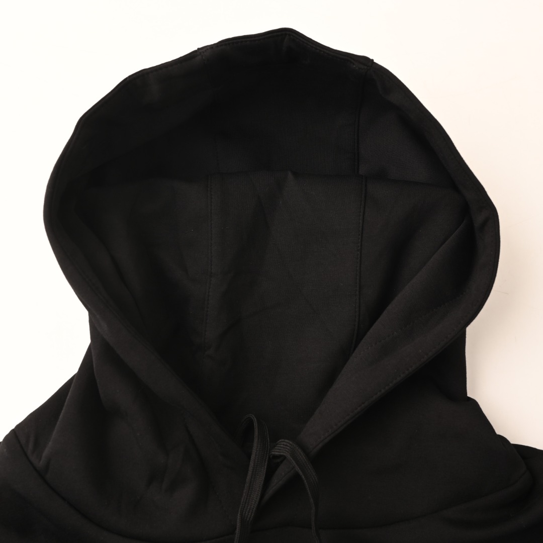 正品级 PRADA普拉达PRD 胸口刺绣Logo连帽卫衣 面料采用空气层再生聚脂钎维,轻盈亲肤不易皱,帽子双层用料立挺有型,高密度刺绣,防缩水工艺,辅料开模定做