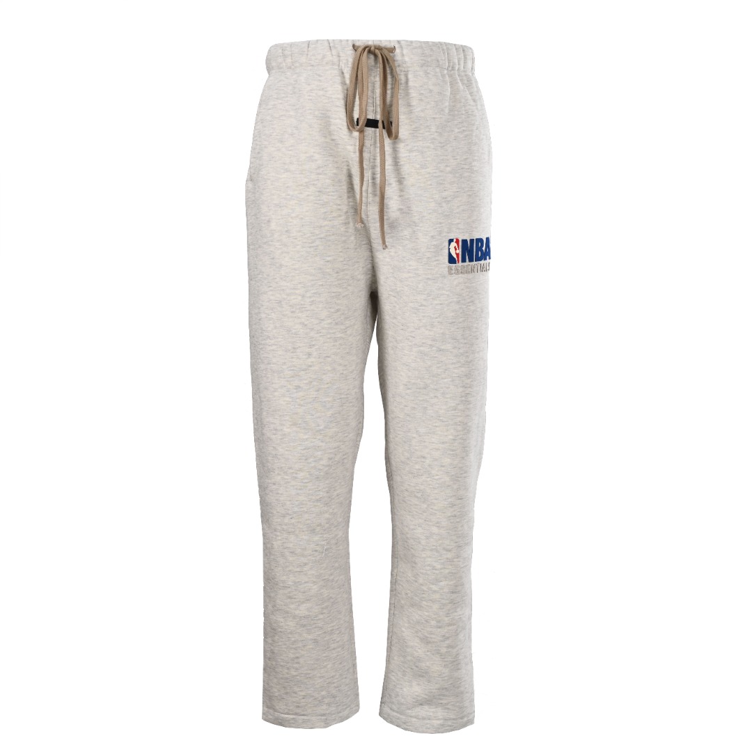 正品级💰350 FEAR OF GOD FOG x NBA 联名硅胶字母长裤 与 Essentials 简洁的品牌字体相互映衬,袖口、下摆全部包边处理、400克水洗加绒面料不缩水、不变形、触感柔软亲肤, 如同给肌肤披上一层温柔的呵护。保暖性能也十分出色。 Size:S-XL