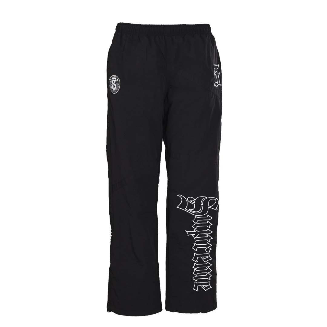 正品级 Supreme WEEK12 Old English Track Jacket 贴花刺绣字母长裤 强烈推荐搭配套装 原版购入开发 重工品质 大身超多刺绣logo标识 缜密细腻都是进口机器出货 内里有网眼布 透气不贴身同时成本非常高 整体大身拼接分割 衣身重工多处刺绣 同色系Ykk拉链丝滑无比 全套配置辅料堆满 必须是市场顶级品质