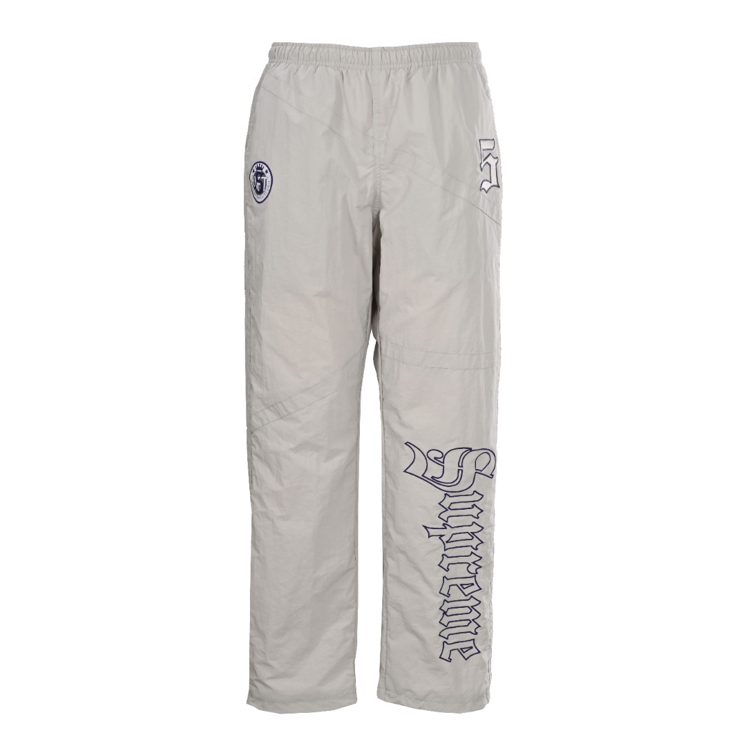 正品级 Supreme WEEK12 Old English Track Jacket 贴花刺绣字母长裤 强烈推荐搭配套装 原版购入开发 重工品质 大身超多刺绣logo标识 缜密细腻都是进口机器出货 内里有网眼布 透气不贴身同时成本非常高 整体大身拼接分割 衣身重工多处刺绣 同色系Ykk拉链丝滑无比 全套配置辅料堆满 必须是市场顶级品质