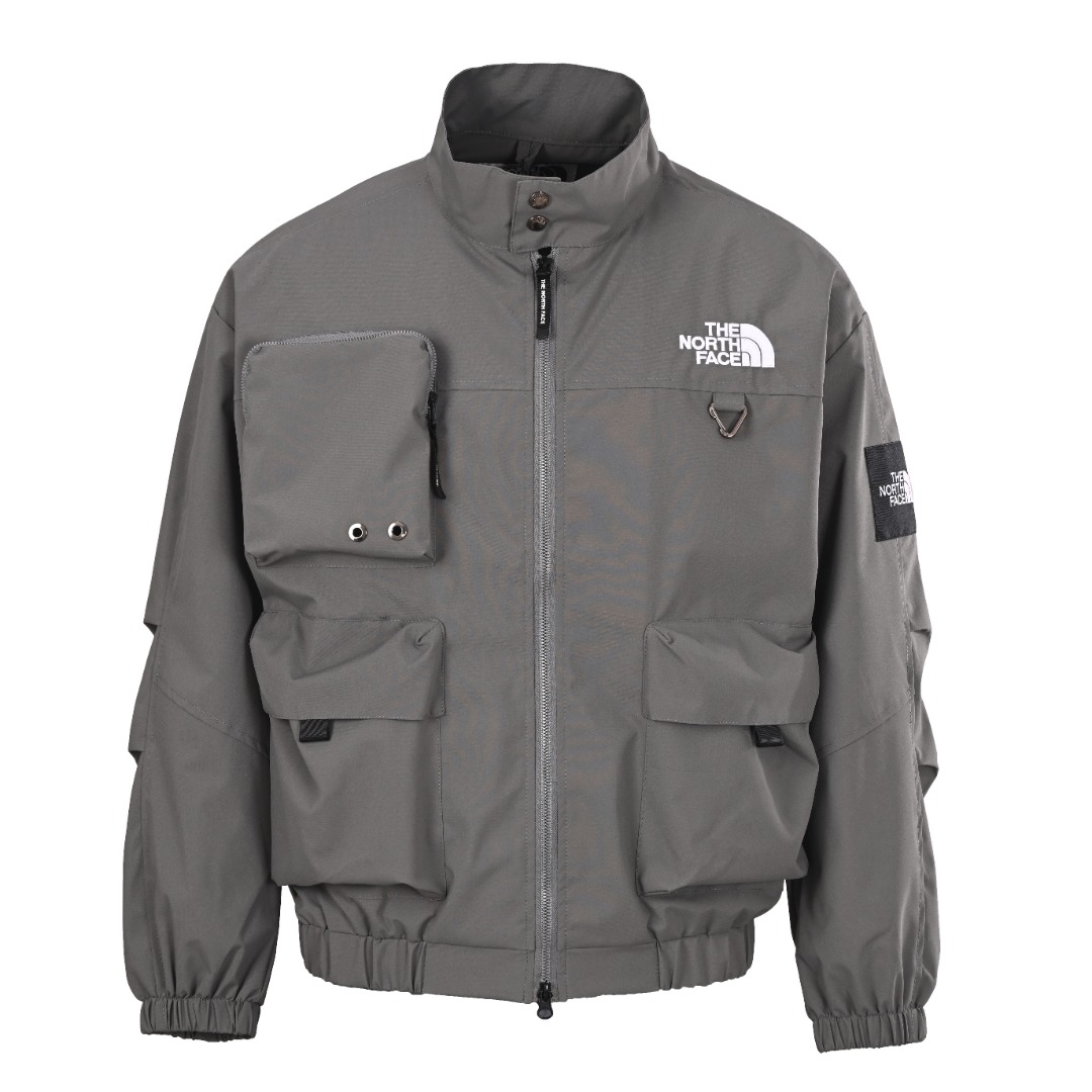 正品级 THE NORTH FACE/北面TNF 纯色拉链机能户外夹克外套 开年必入新秋款夹克 爆炸走起来 牛货首发 厚度适中 非常适合早春穿着 现货独家发售 采用定制防水户外梭织氨纶面料 挺括有质感 穿着舒适 胸前小logo刺绣精致美观 全部开模五金 客供面料 上身非常舒服 更加适合都市生活的版型设计 上身更加有轮廓感 最新款专柜同步经典 男士外套夹克 超正版型上身舒适好看 高端顶级品质 纯正随意对比 全部水洗吊牌 难得一见的好货推荐